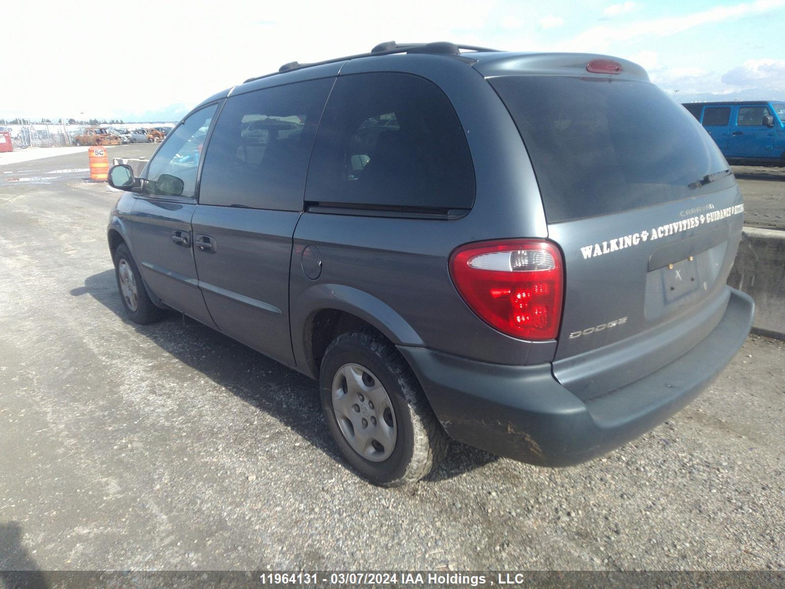 Photo 2 VIN: 1B4GP25R12B517857 - DODGE CARAVAN 