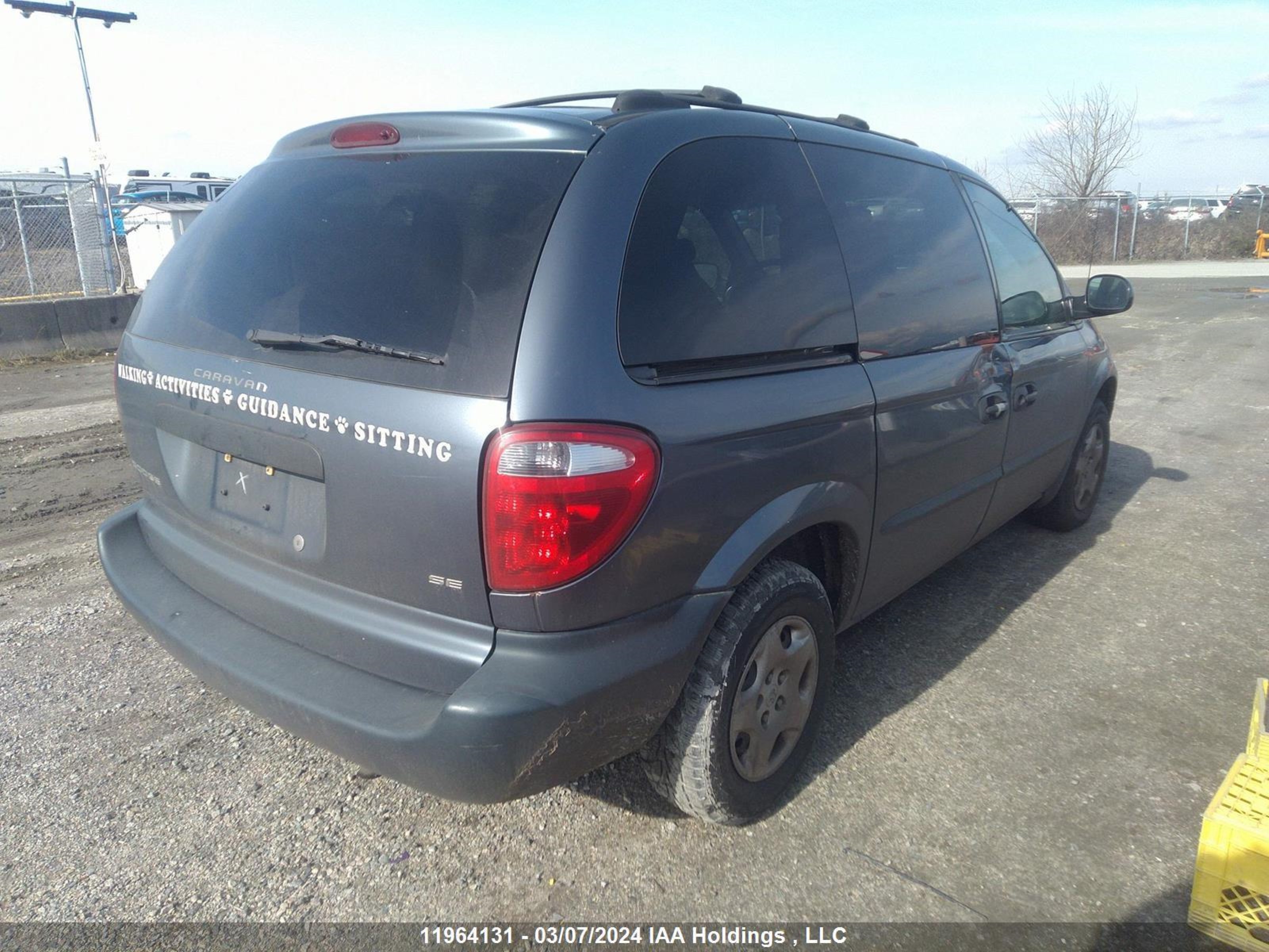 Photo 3 VIN: 1B4GP25R12B517857 - DODGE CARAVAN 