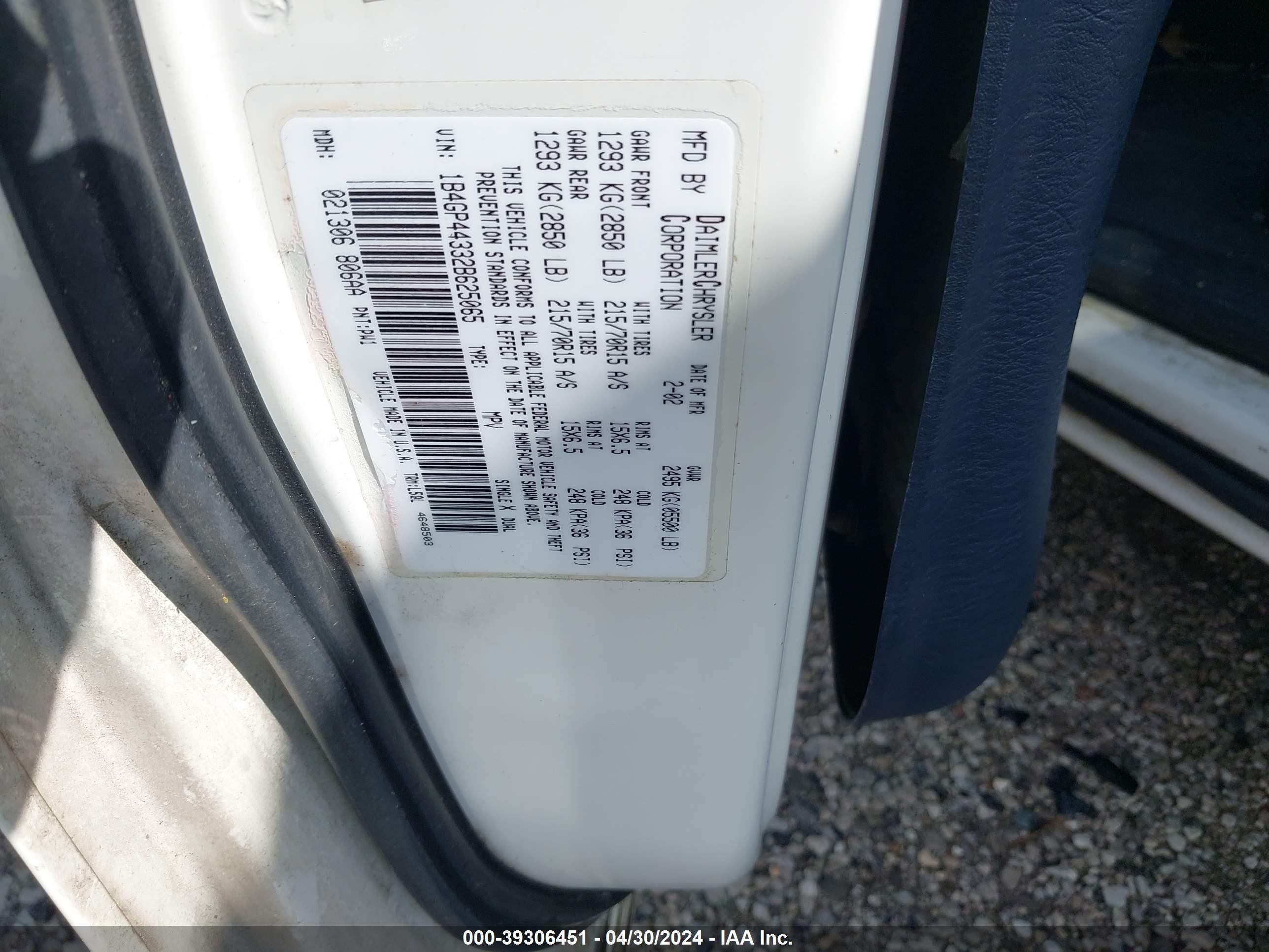 Photo 8 VIN: 1B4GP44332B625065 - DODGE CARAVAN 