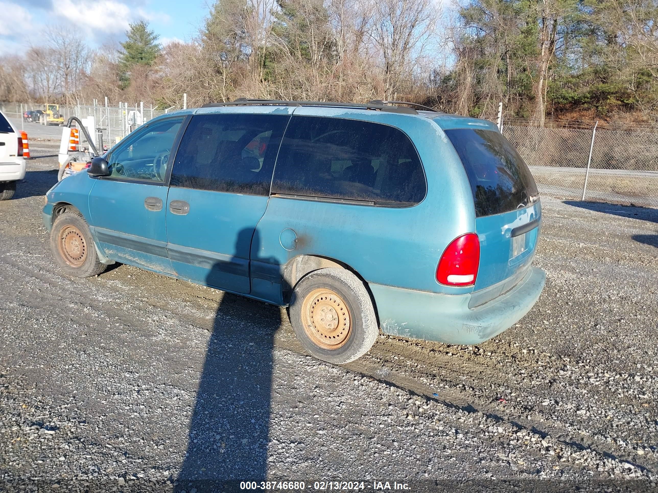 Photo 2 VIN: 1B4GP44G0WB710857 - DODGE CARAVAN 