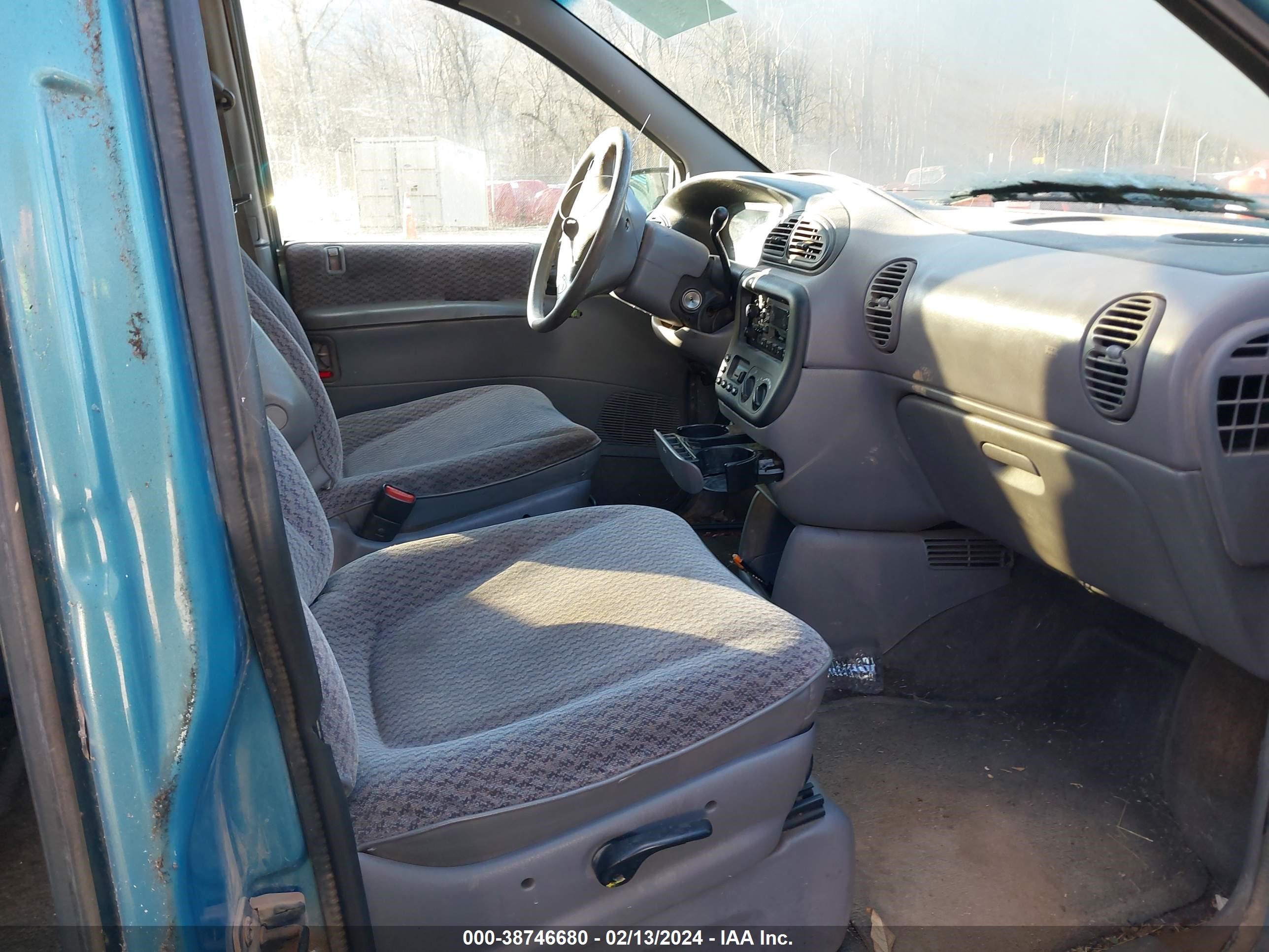 Photo 4 VIN: 1B4GP44G0WB710857 - DODGE CARAVAN 