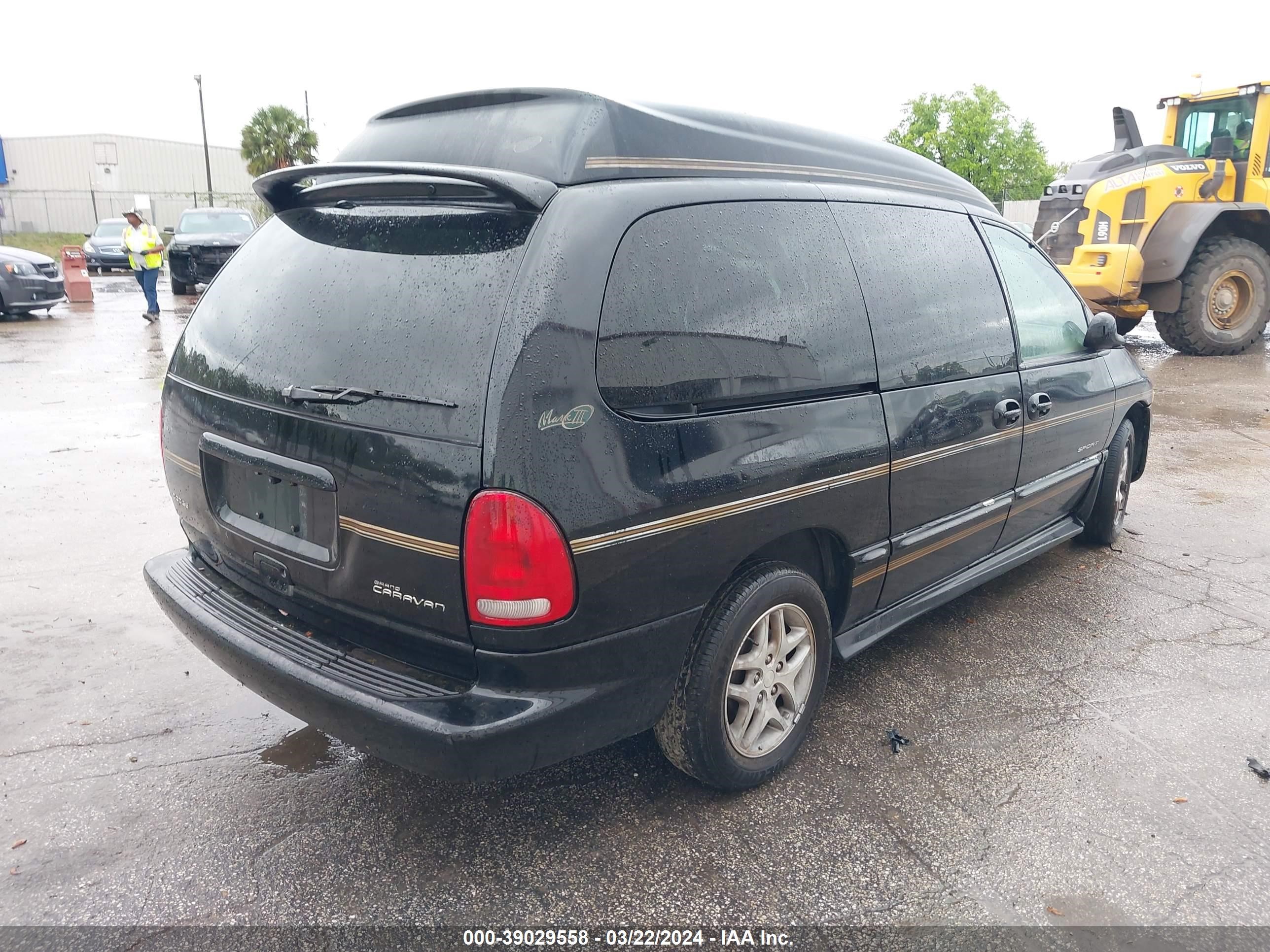 Photo 3 VIN: 1B4GP44G1XB820592 - DODGE CARAVAN 