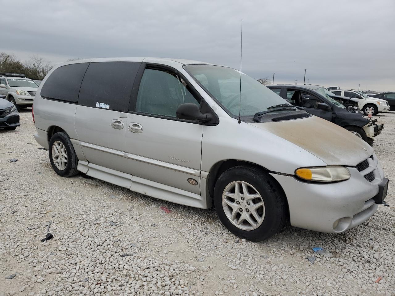 Photo 3 VIN: 1B4GP44G1YB528961 - DODGE CARAVAN 