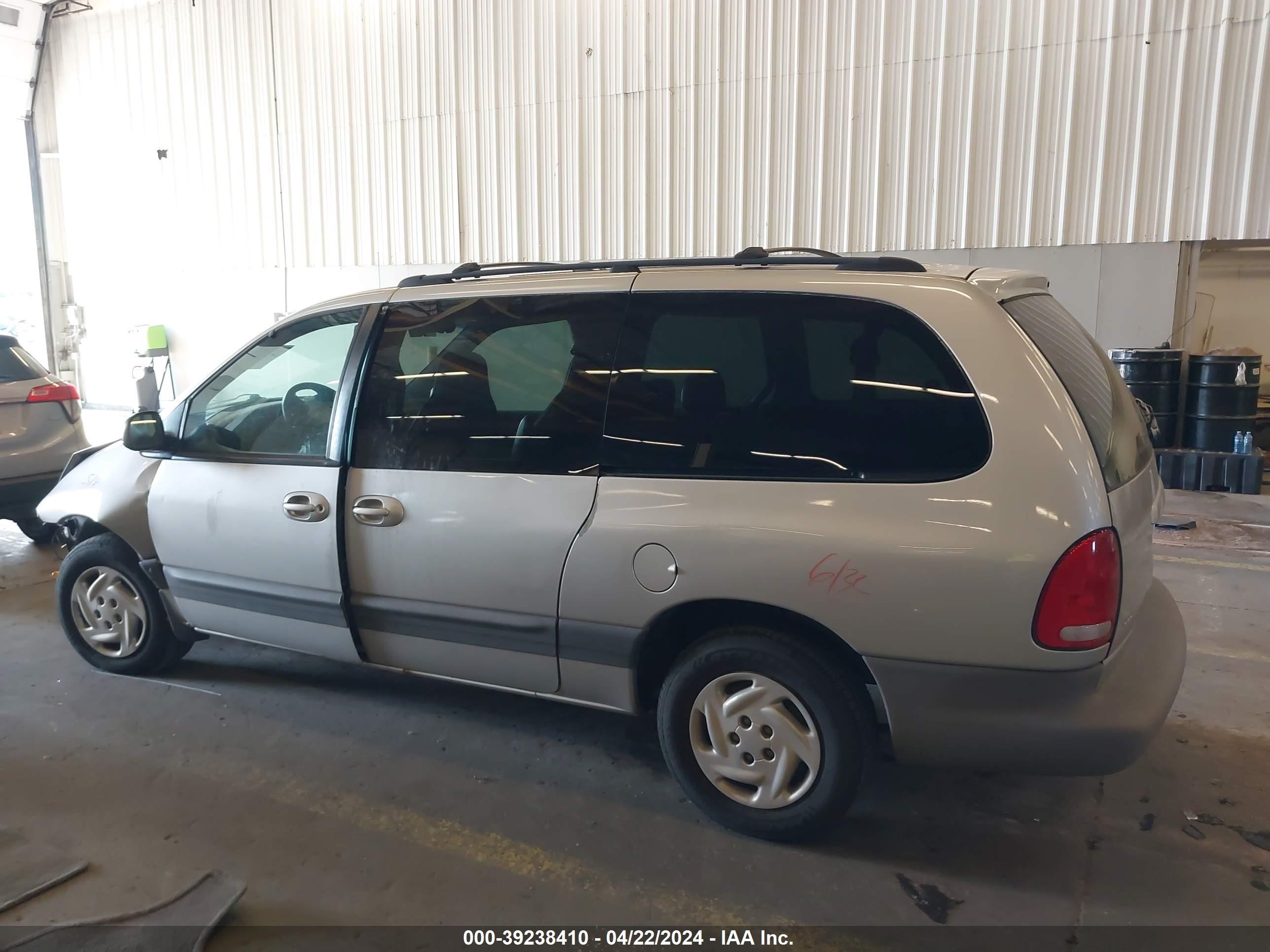 Photo 14 VIN: 1B4GP44G1YB804670 - DODGE CARAVAN 