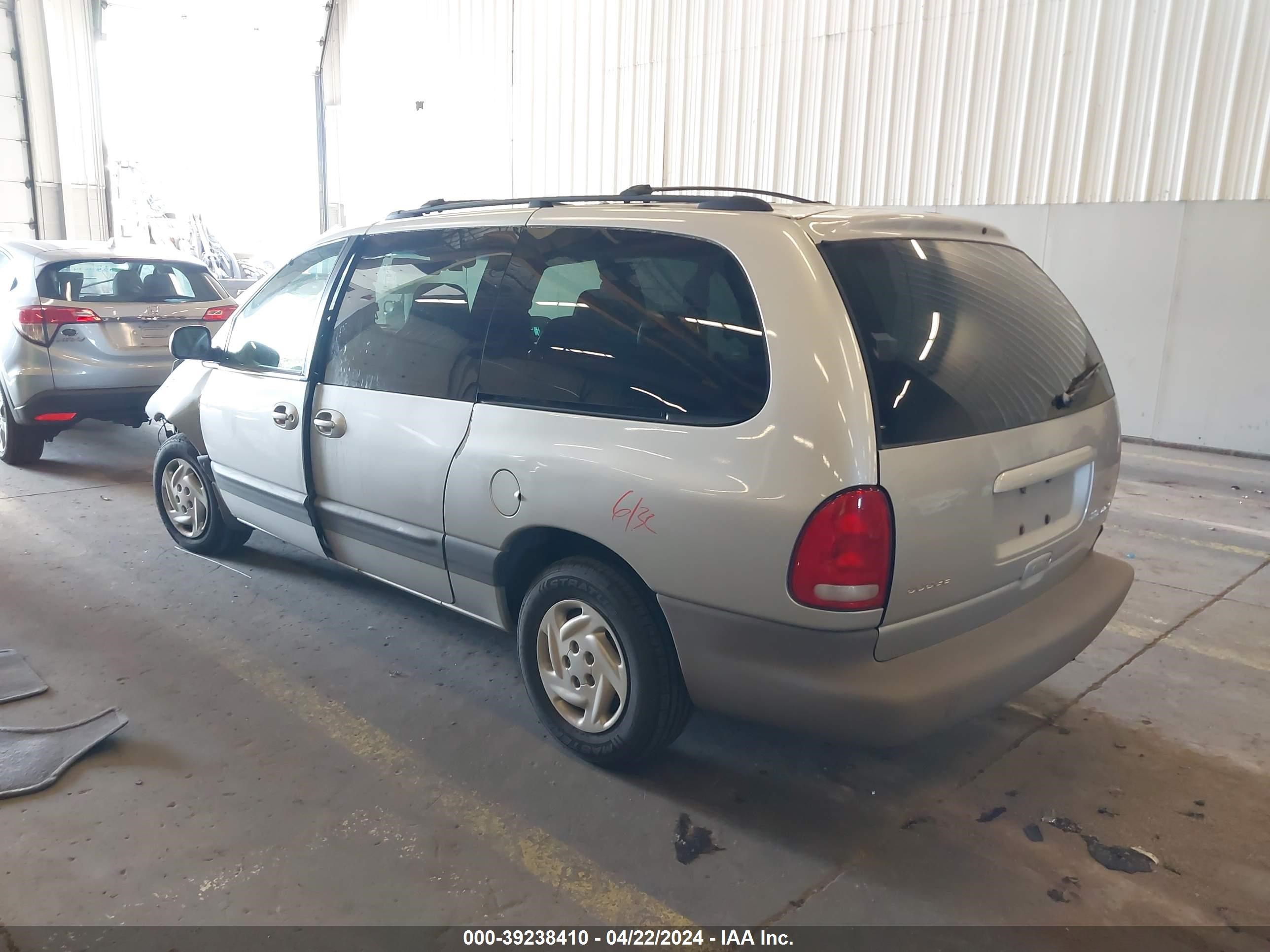 Photo 2 VIN: 1B4GP44G1YB804670 - DODGE CARAVAN 