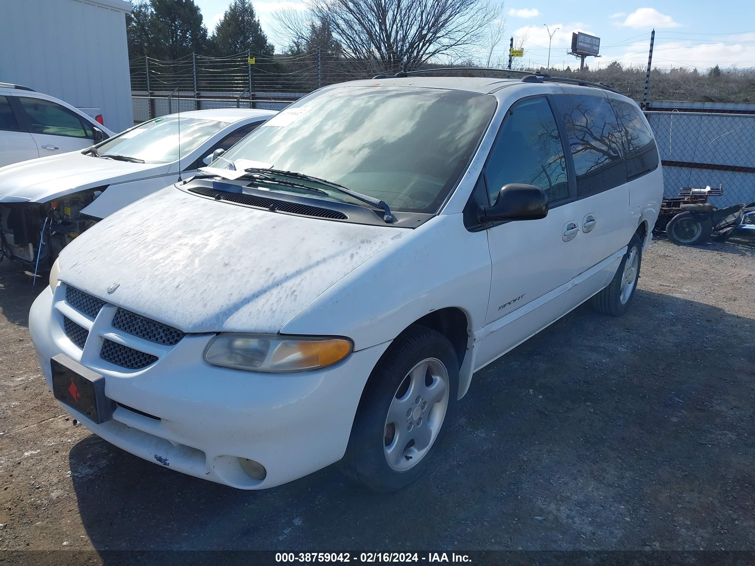 Photo 1 VIN: 1B4GP44G2YB553819 - DODGE CARAVAN 