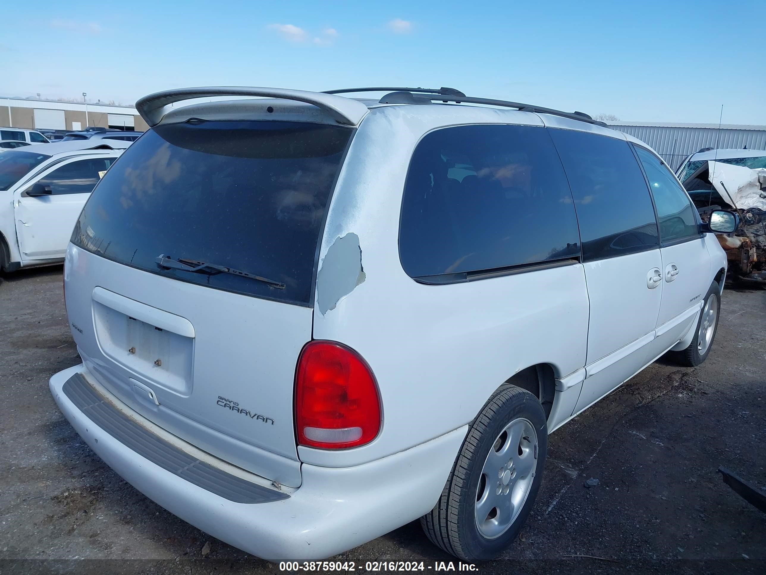 Photo 3 VIN: 1B4GP44G2YB553819 - DODGE CARAVAN 