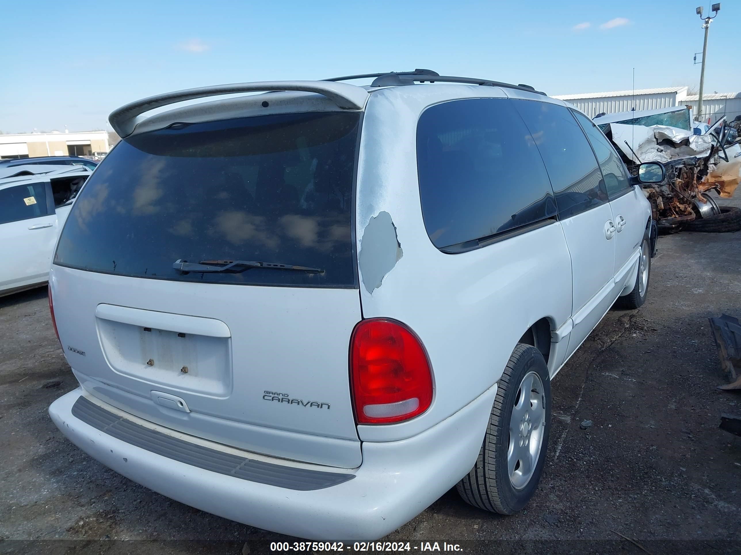 Photo 5 VIN: 1B4GP44G2YB553819 - DODGE CARAVAN 