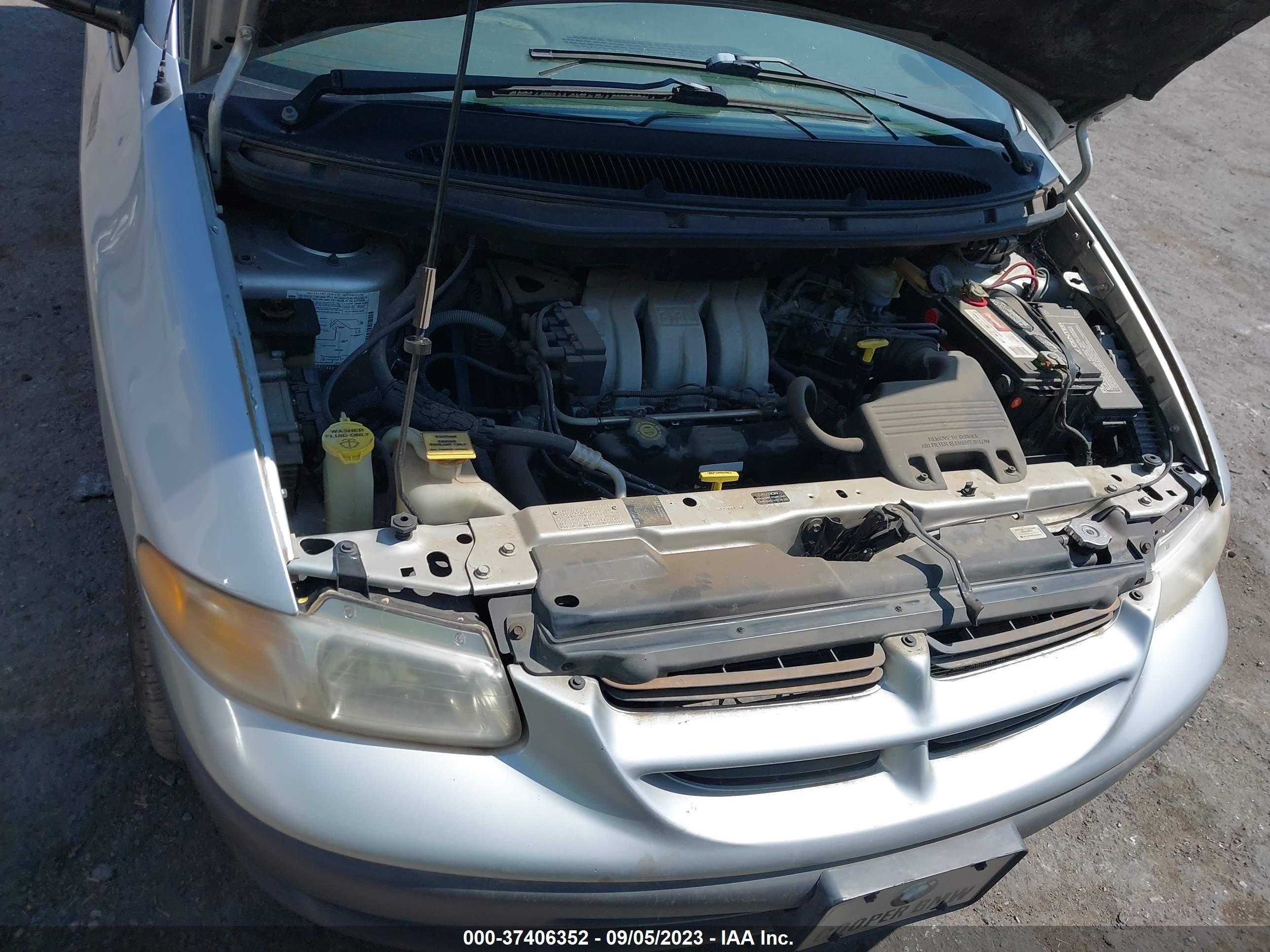 Photo 9 VIN: 1B4GP44G3YB798502 - DODGE CARAVAN 