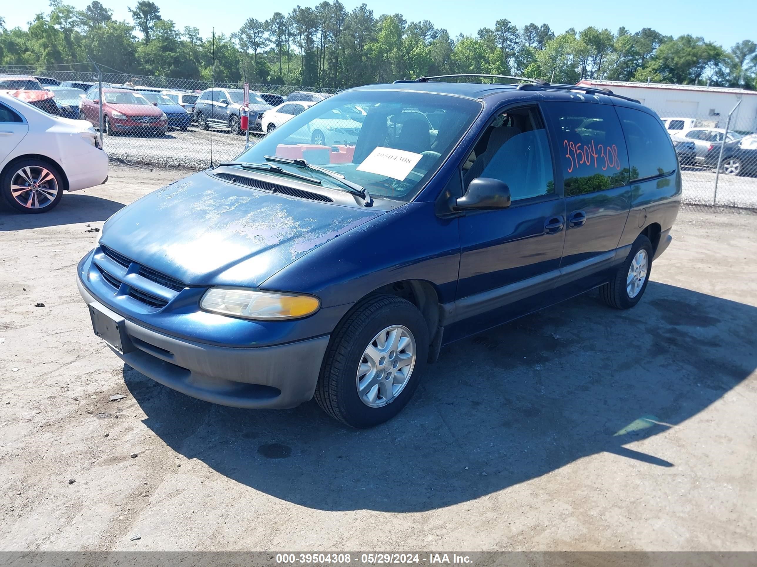 Photo 1 VIN: 1B4GP44G6YB801540 - DODGE CARAVAN 