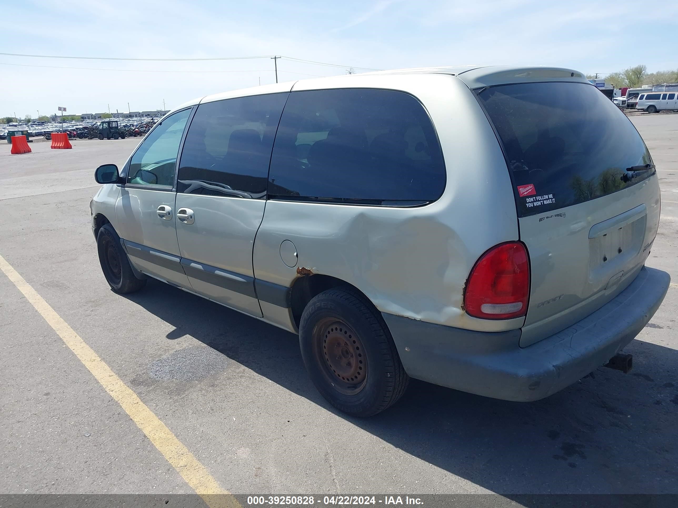 Photo 2 VIN: 1B4GP44G7YB567912 - DODGE CARAVAN 