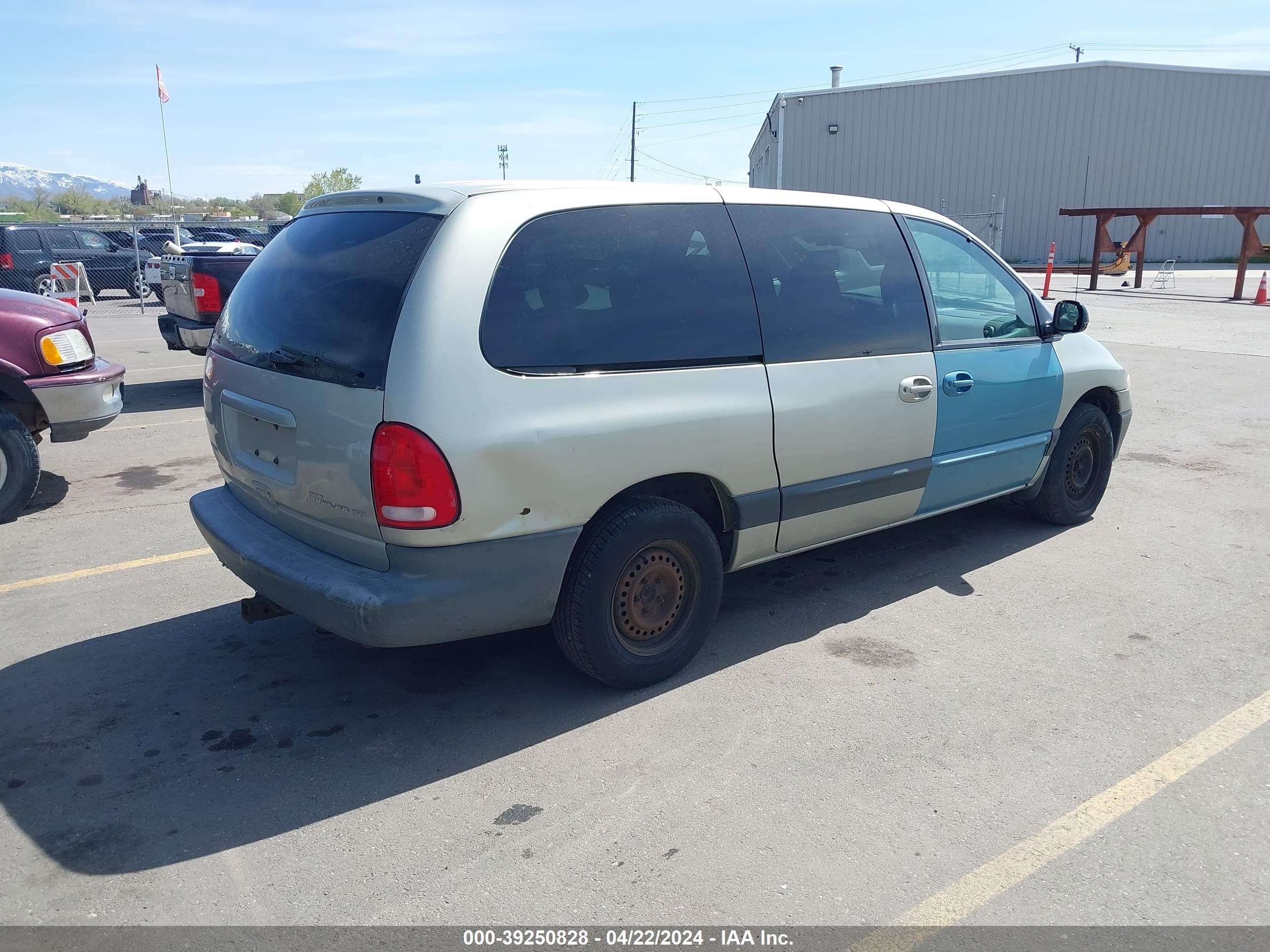 Photo 3 VIN: 1B4GP44G7YB567912 - DODGE CARAVAN 