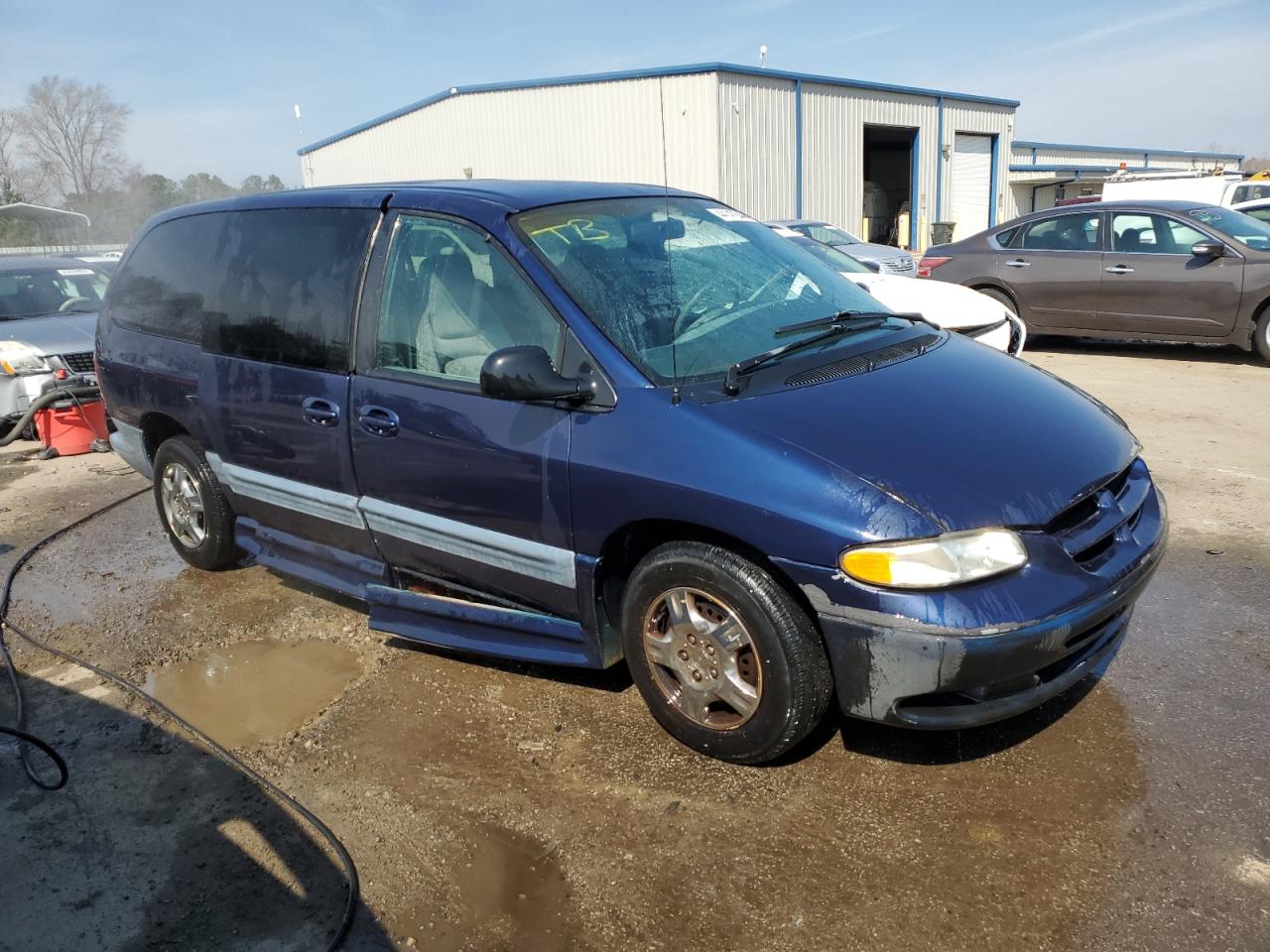 Photo 3 VIN: 1B4GP44G7YB737069 - DODGE CARAVAN 