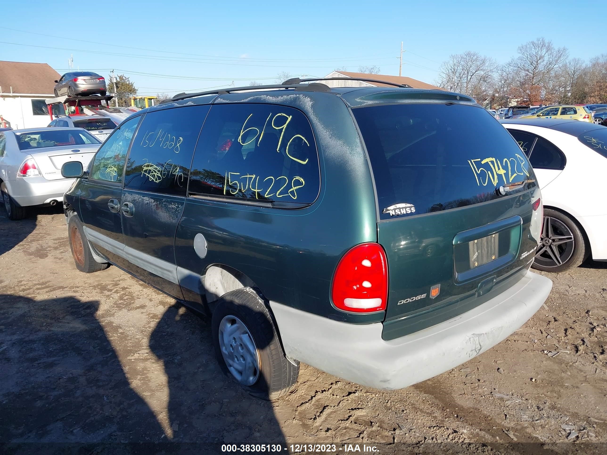 Photo 2 VIN: 1B4GP44G8XB513582 - DODGE CARAVAN 