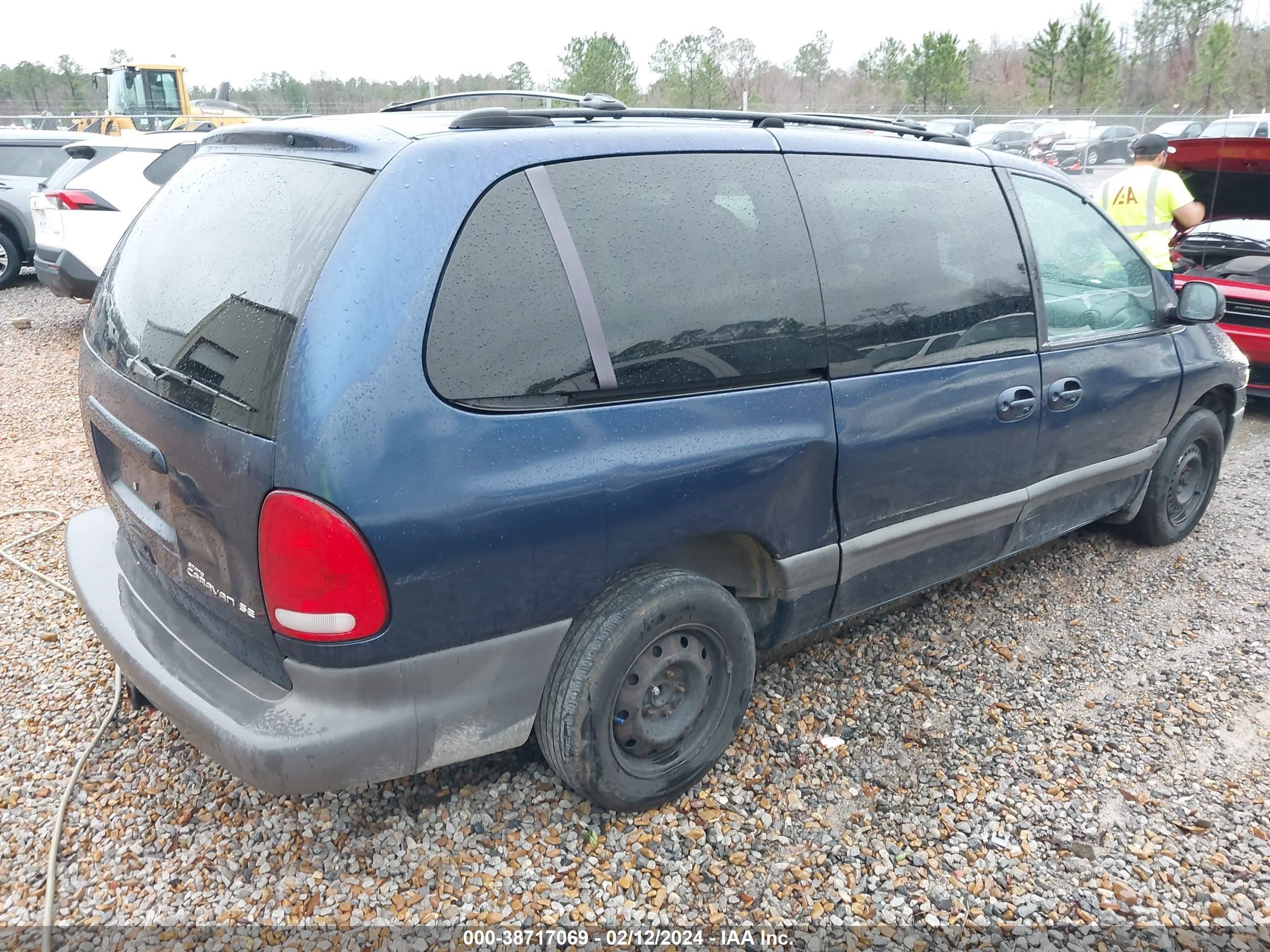 Photo 3 VIN: 1B4GP44L4YB580369 - DODGE CARAVAN 