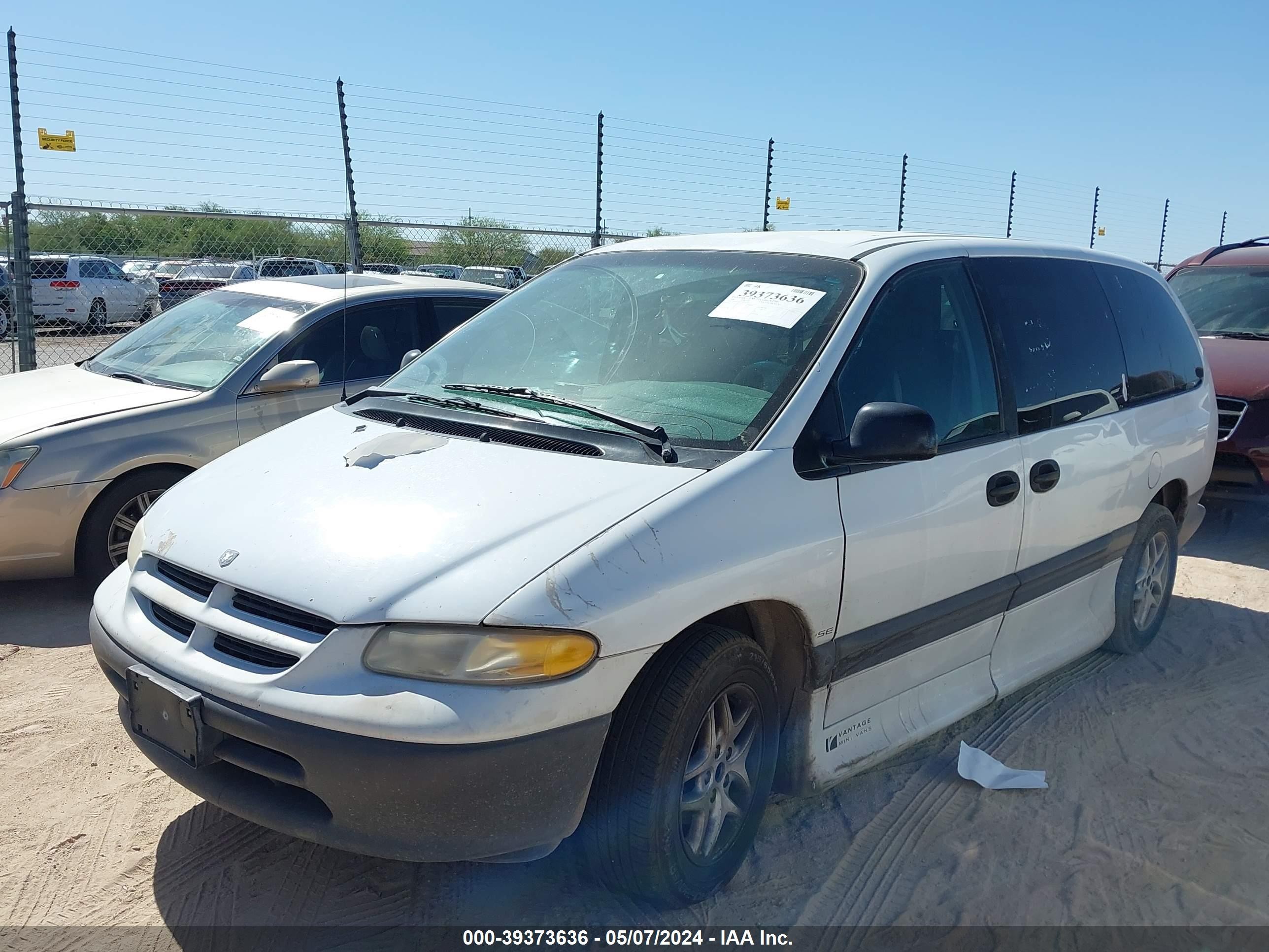 Photo 1 VIN: 1B4GP44R1TB452118 - DODGE CARAVAN 