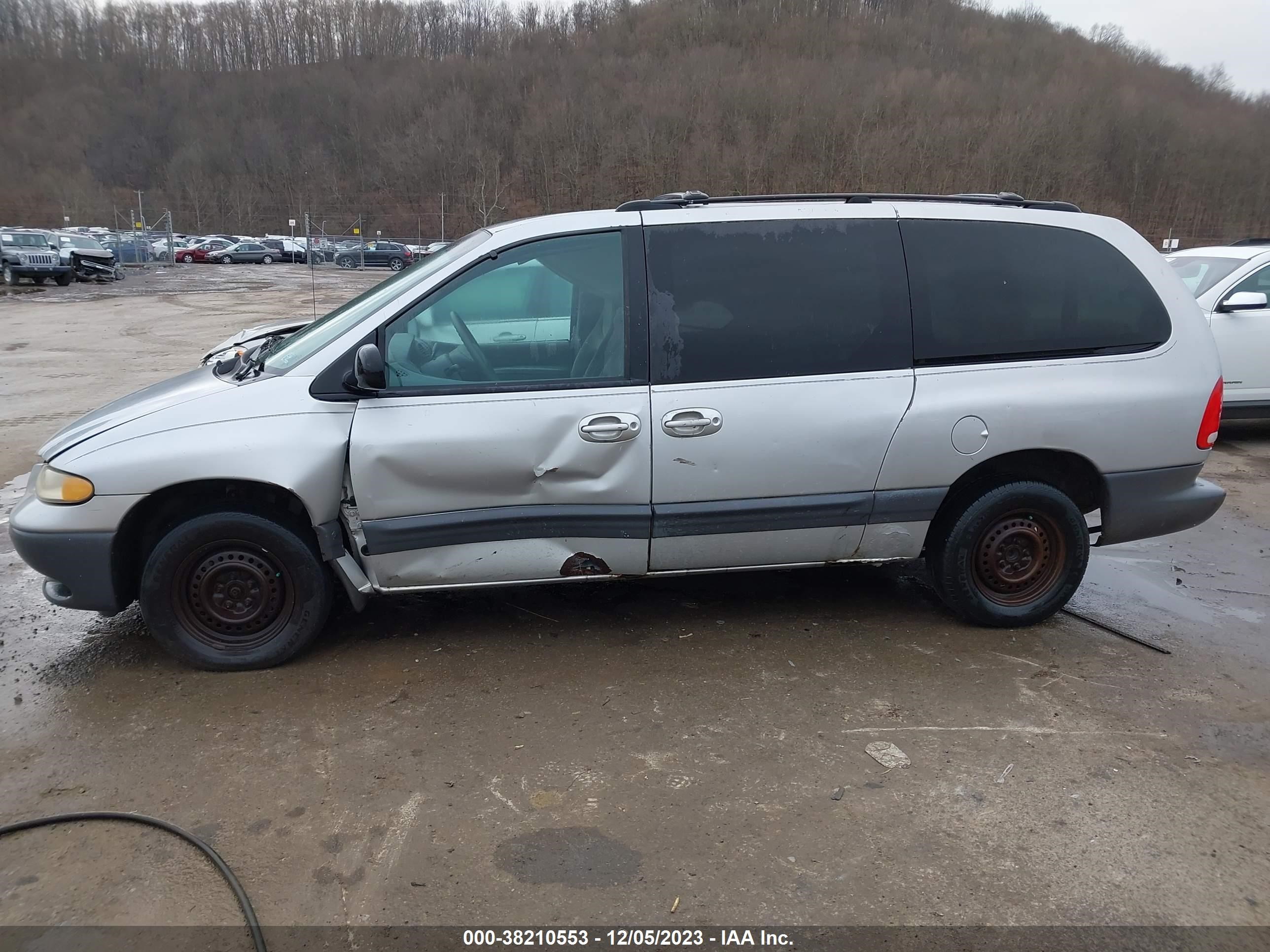 Photo 13 VIN: 1B4GP44R4YB768507 - DODGE CARAVAN 