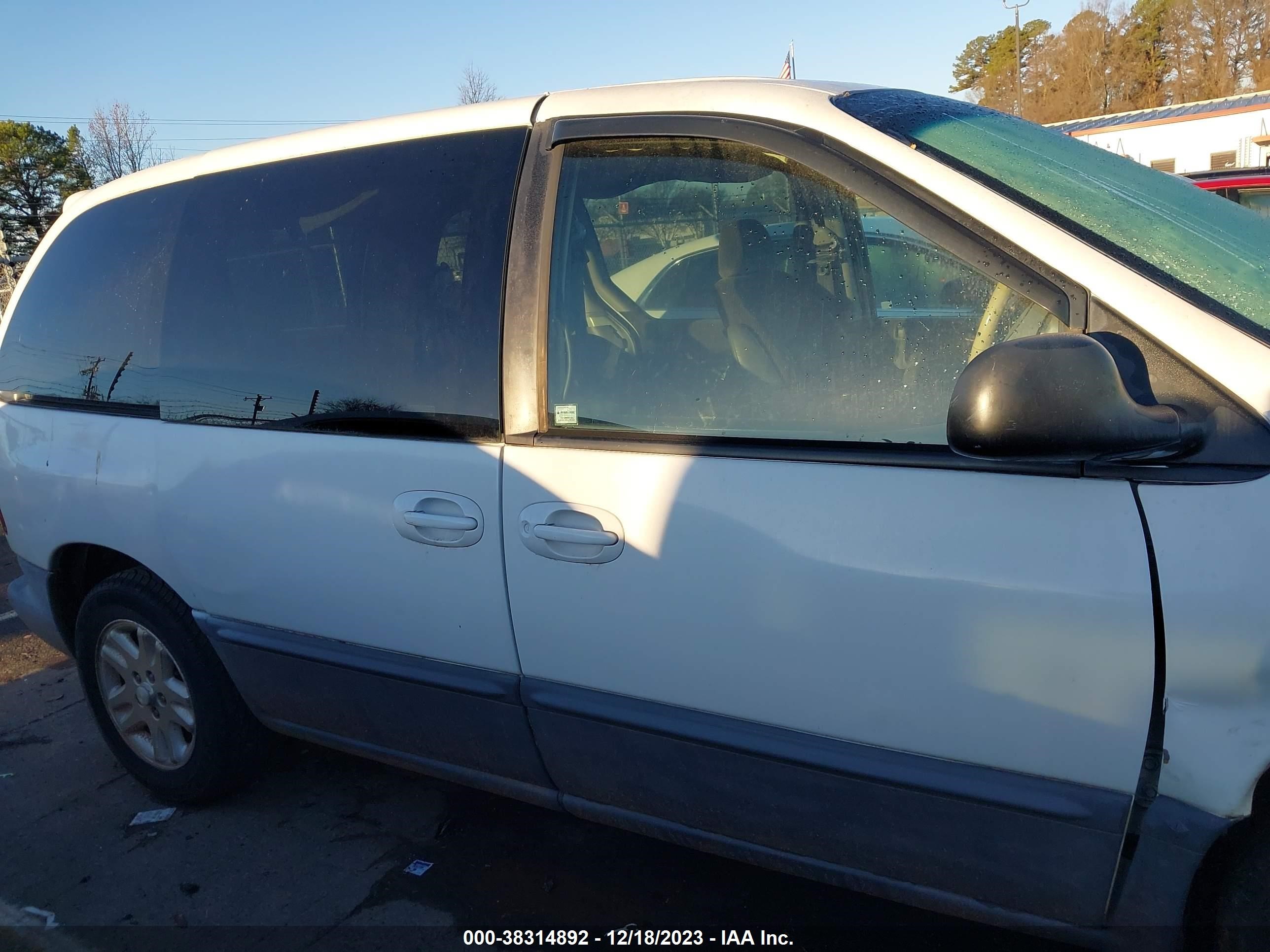 Photo 13 VIN: 1B4GP55R3TB358570 - DODGE CARAVAN 