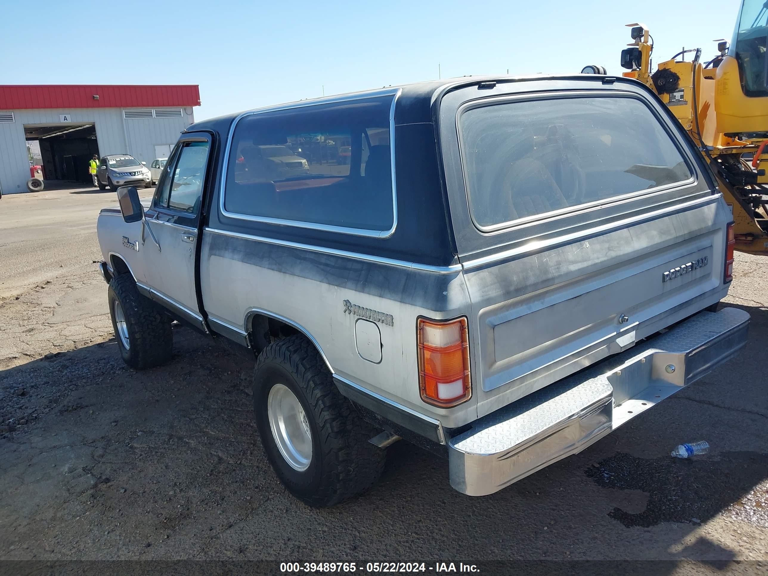 Photo 2 VIN: 1B4GW12T9DS476555 - DODGE RAMCHARGER 