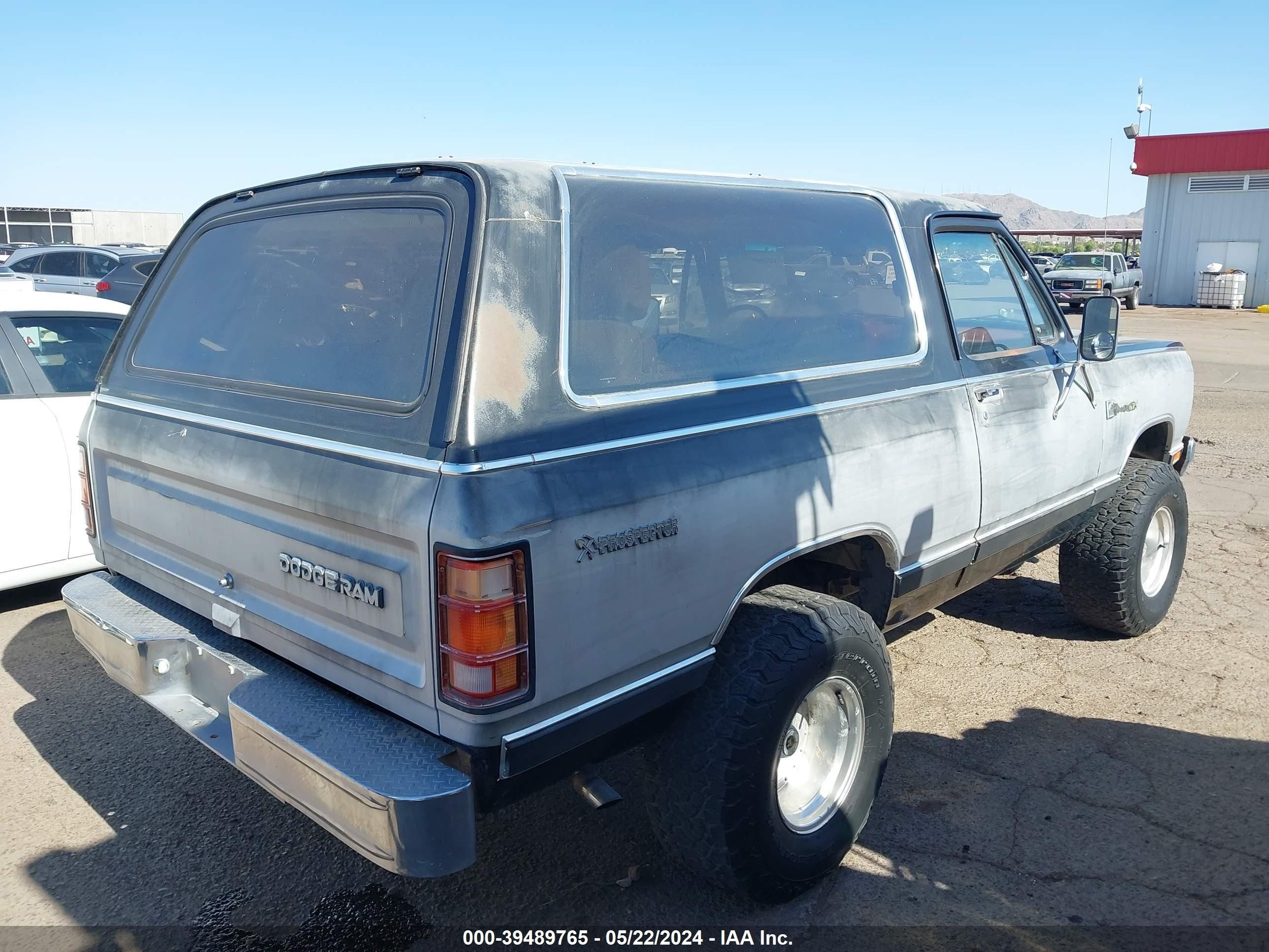 Photo 3 VIN: 1B4GW12T9DS476555 - DODGE RAMCHARGER 