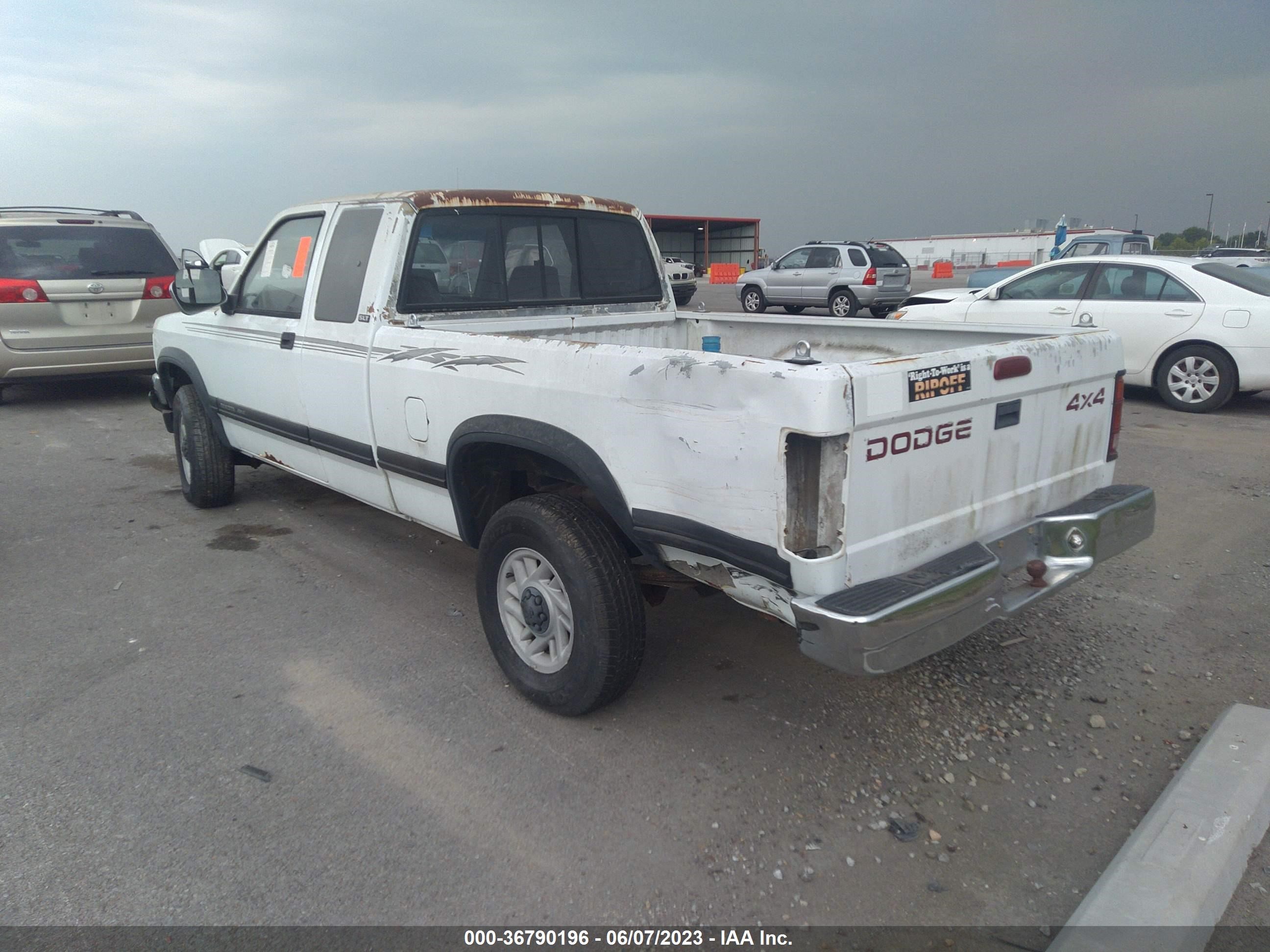 Photo 2 VIN: 1B7GG23Y2TS533855 - DODGE DAKOTA 