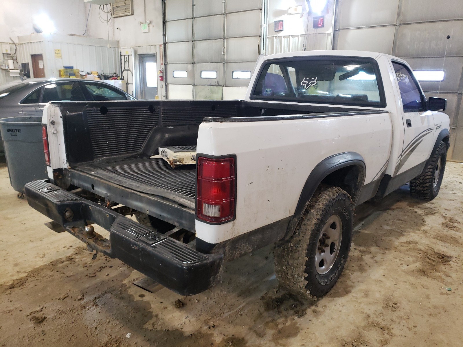 Photo 3 VIN: 1B7GG26Y0TS667601 - DODGE DAKOTA 