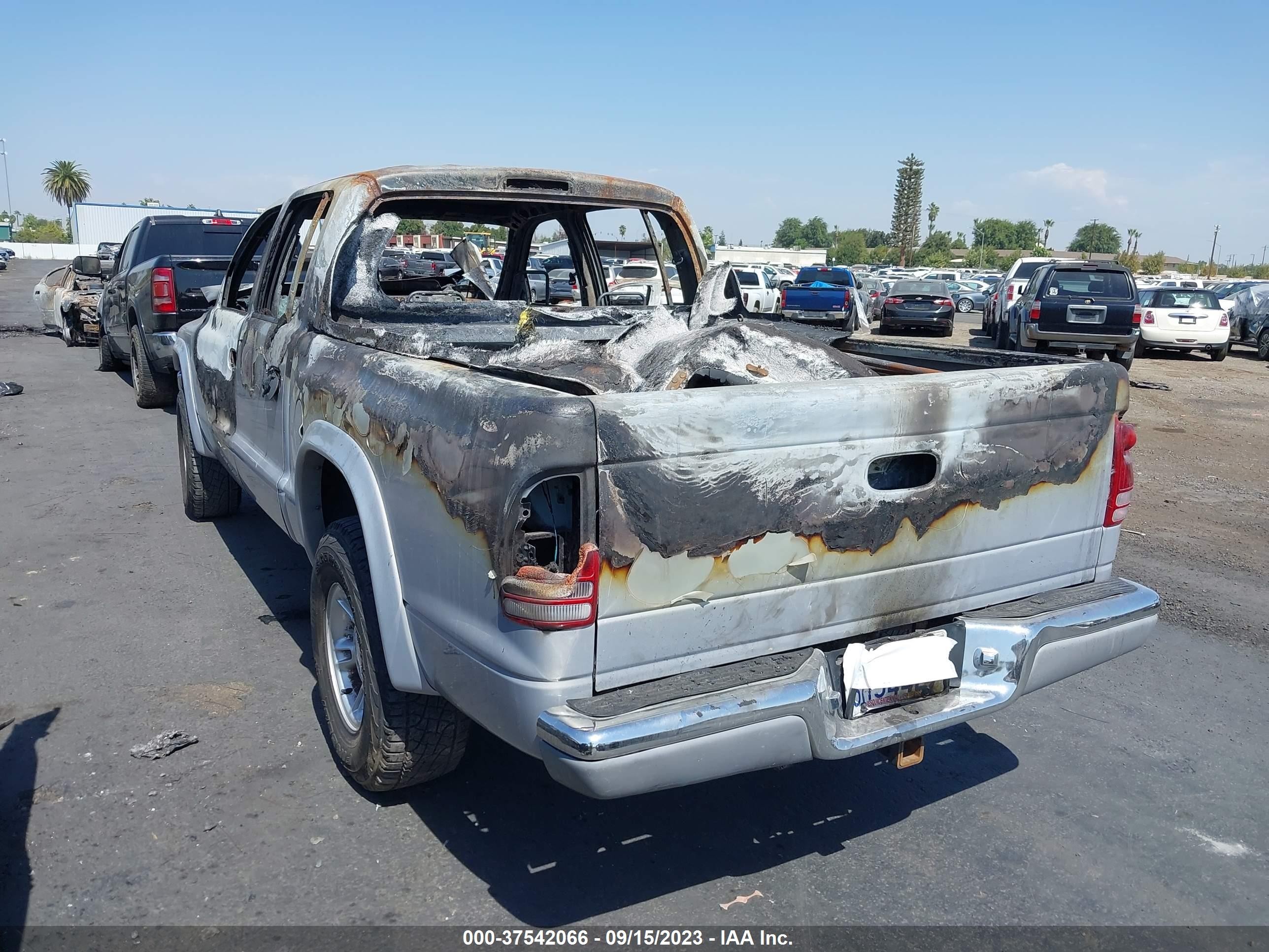 Photo 2 VIN: 1B7GG2AN8YS755297 - DODGE DAKOTA 