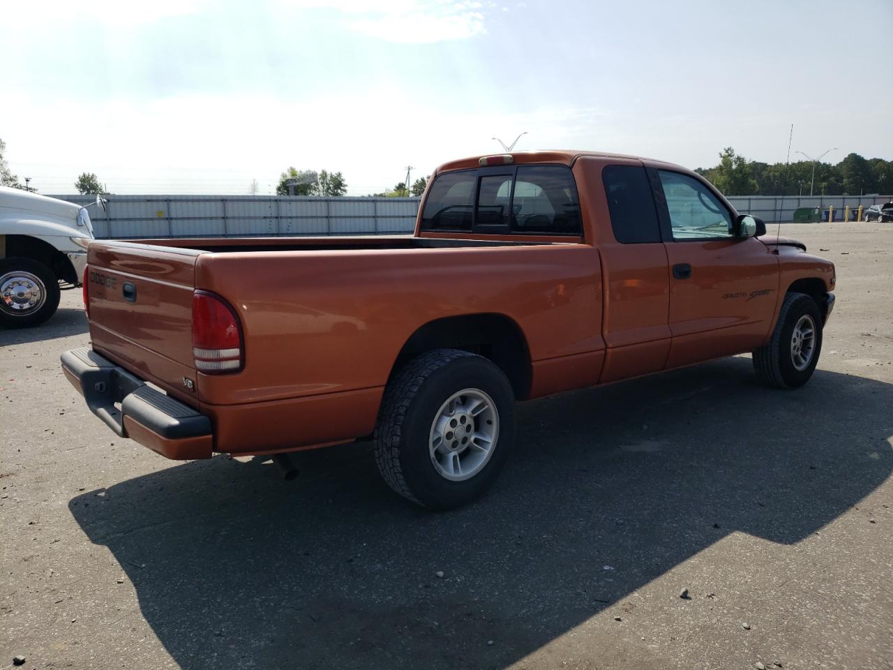 Photo 2 VIN: 1B7GL22N9YS657907 - DODGE DAKOTA 