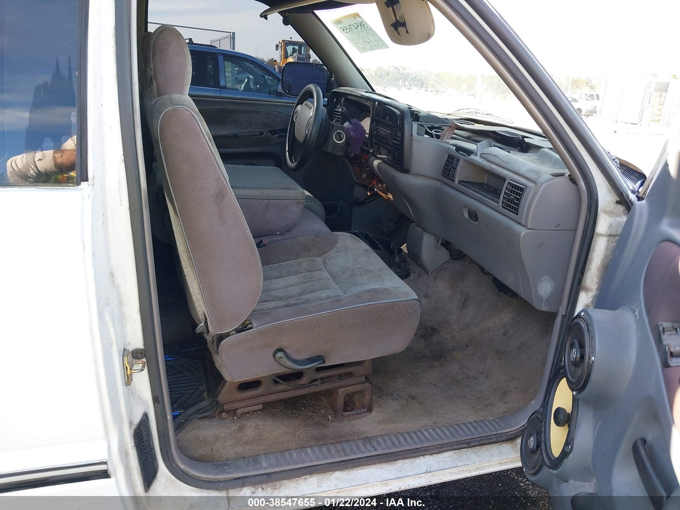 Photo 4 VIN: 1B7HC13Y3TJ167288 - DODGE RAM 