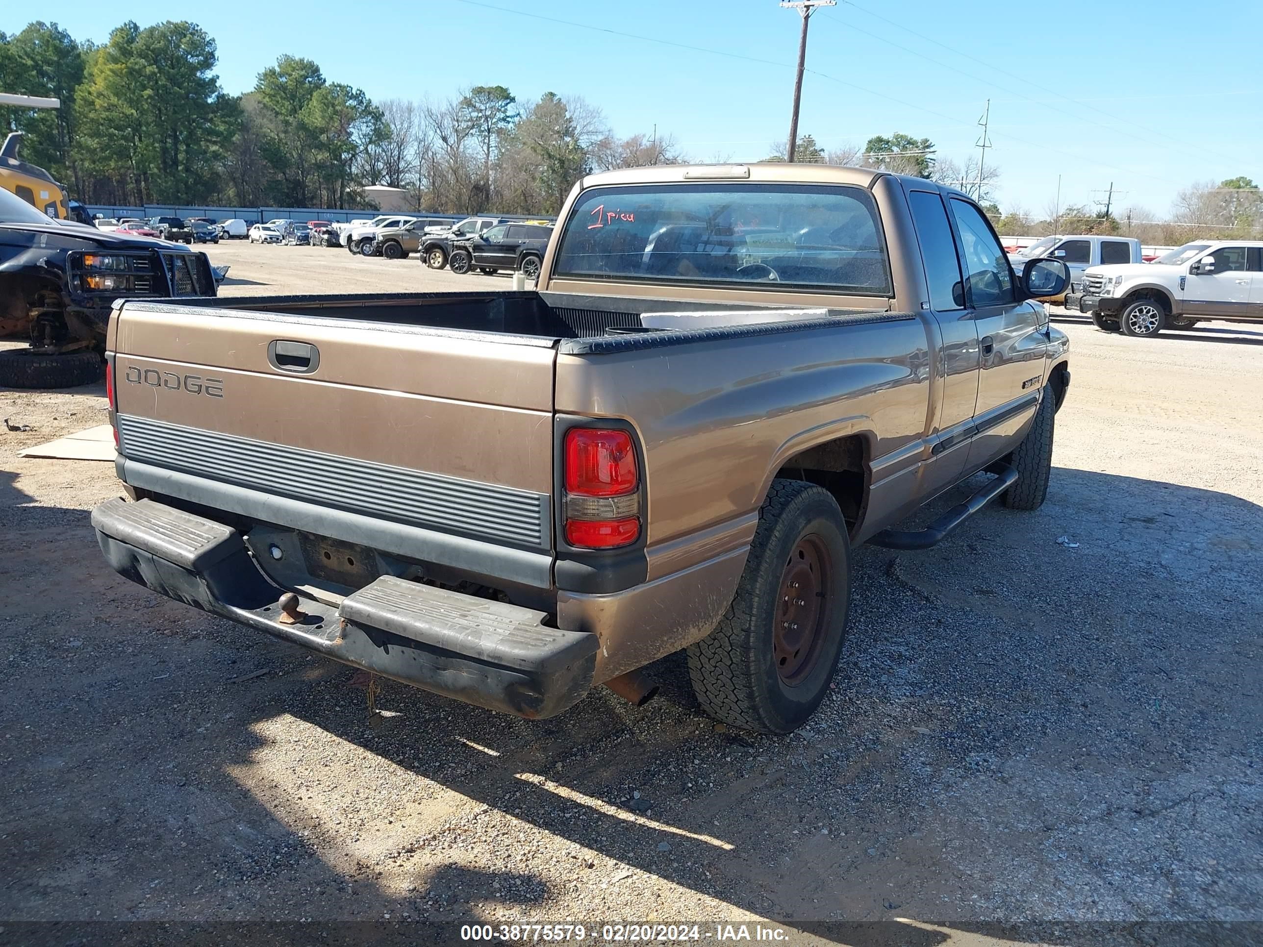 Photo 3 VIN: 1B7HC13Y6YJ110025 - DODGE RAM 