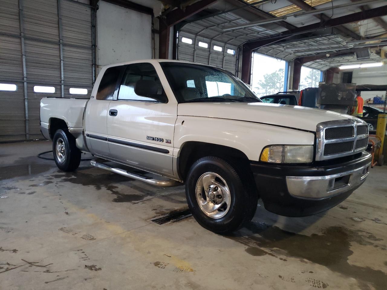 Photo 3 VIN: 1B7HC13Z1WJ251672 - DODGE RAM 