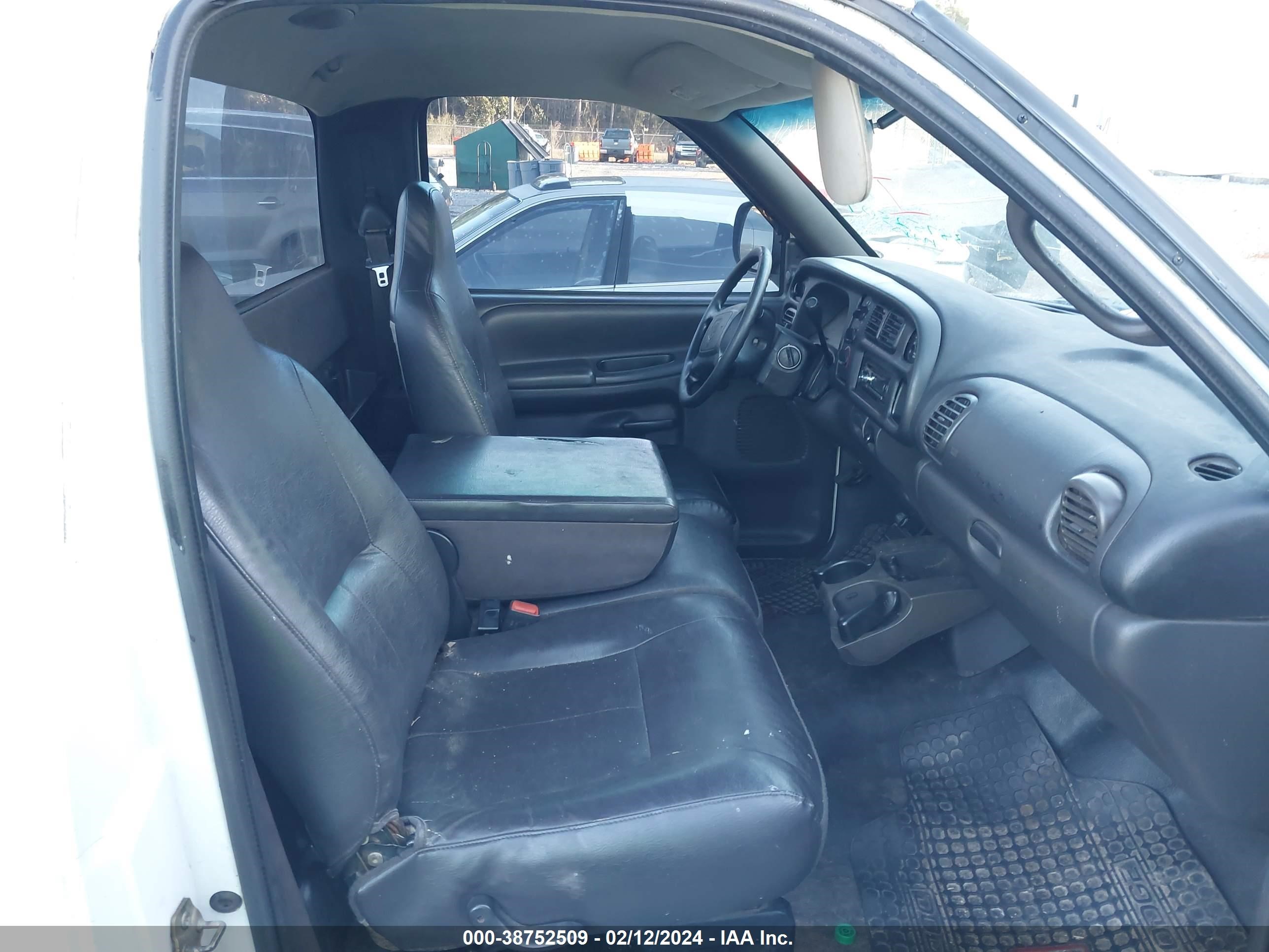 Photo 4 VIN: 1B7HC16Y11S268378 - DODGE RAM 