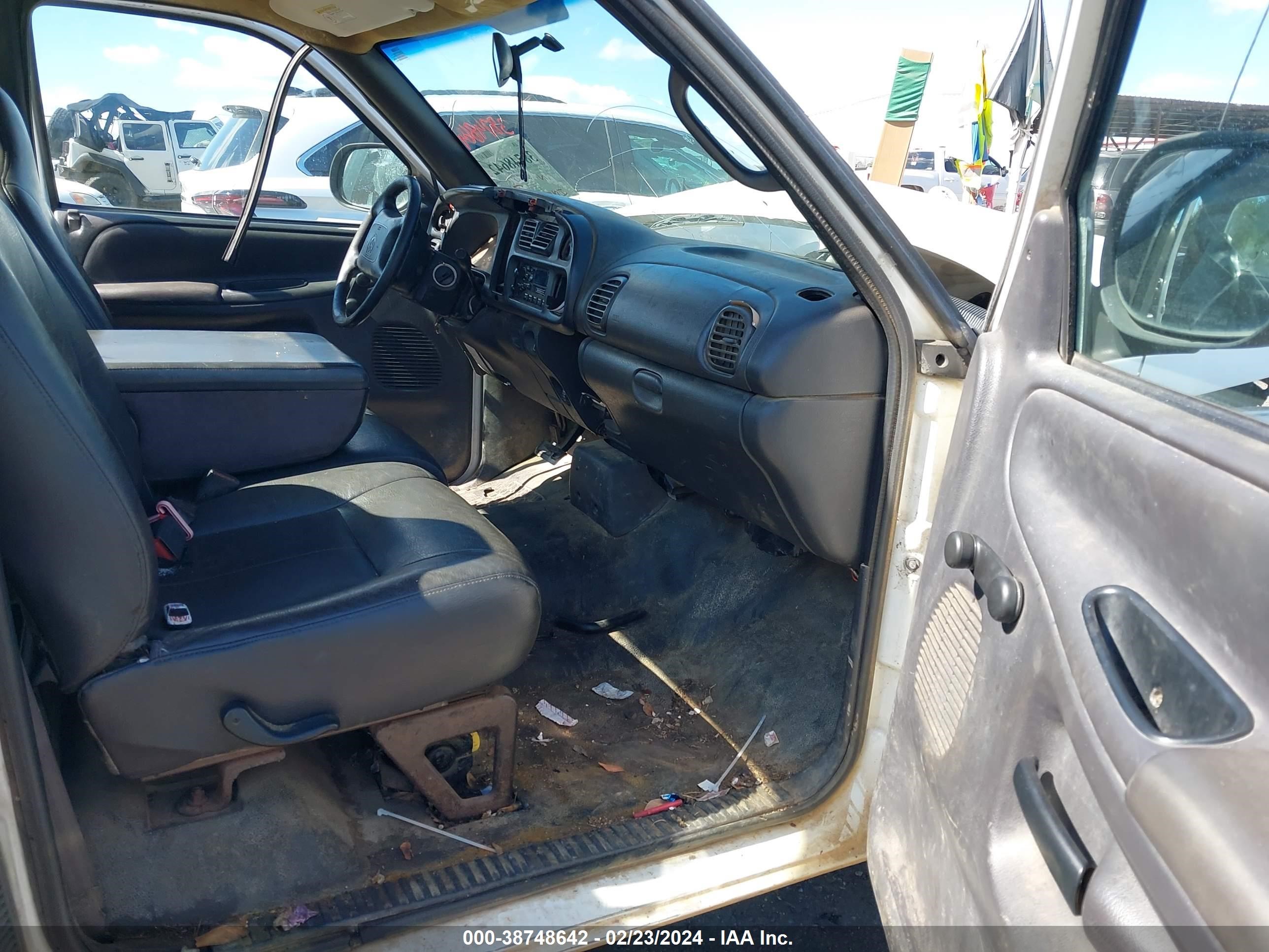 Photo 4 VIN: 1B7HC16Y61S699458 - DODGE RAM 