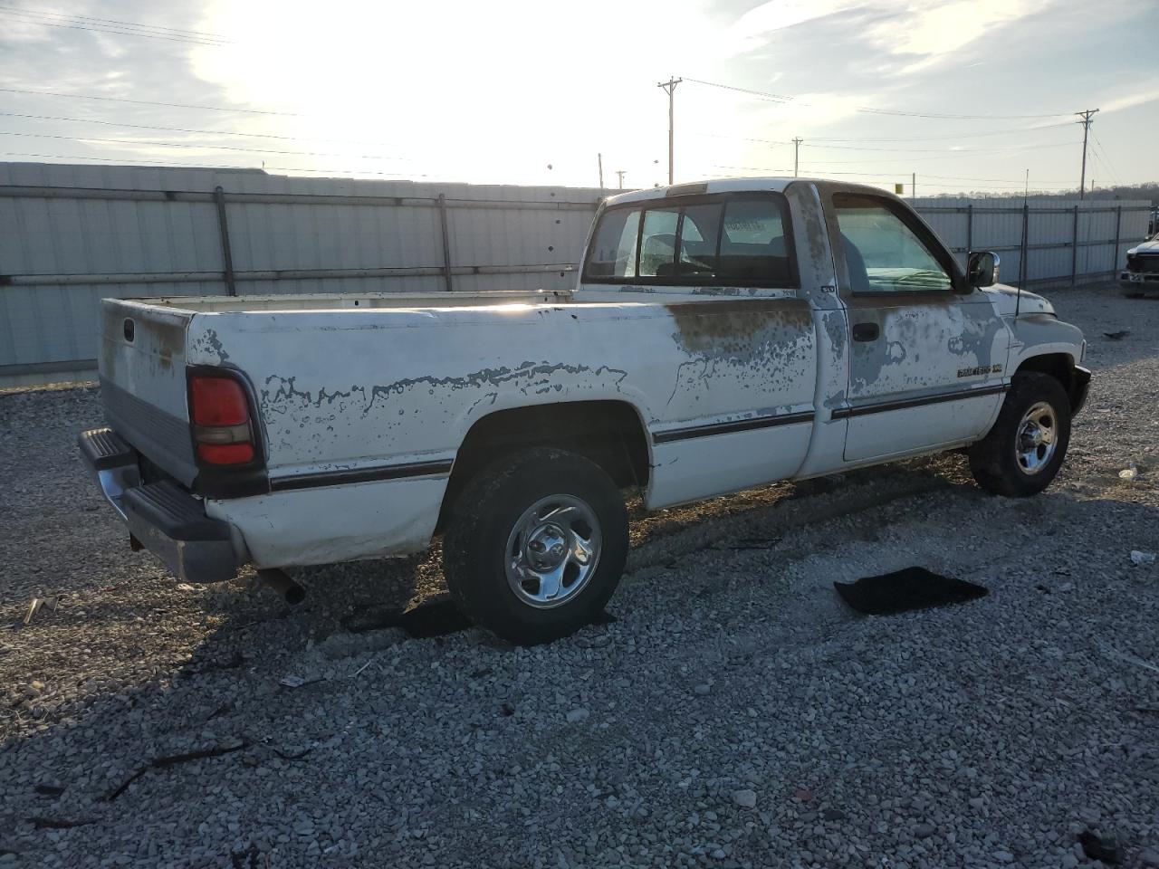 Photo 2 VIN: 1B7HC16Y8RS661189 - DODGE RAM 