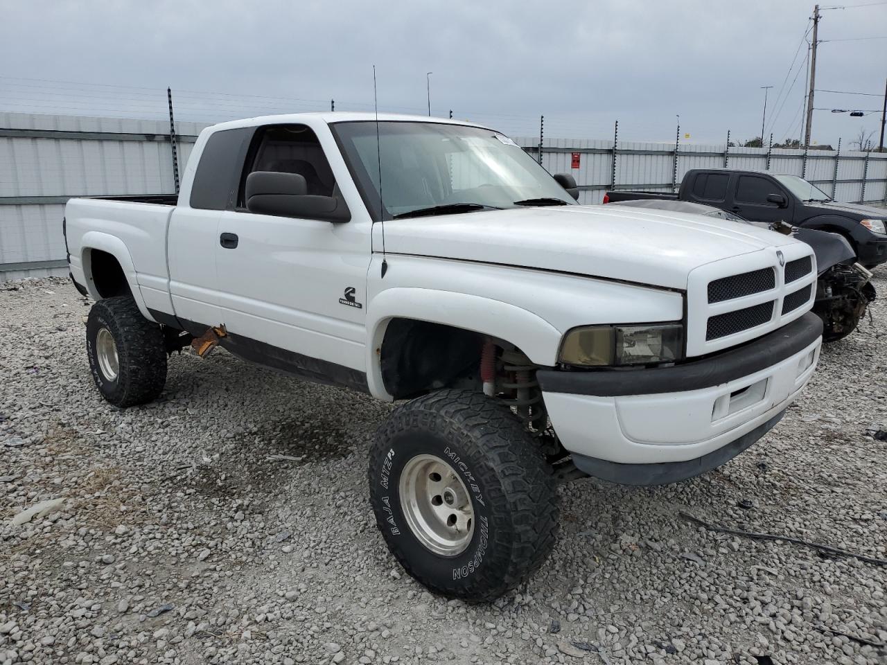 Photo 3 VIN: 1B7HF13Z7WJ145296 - DODGE RAM 