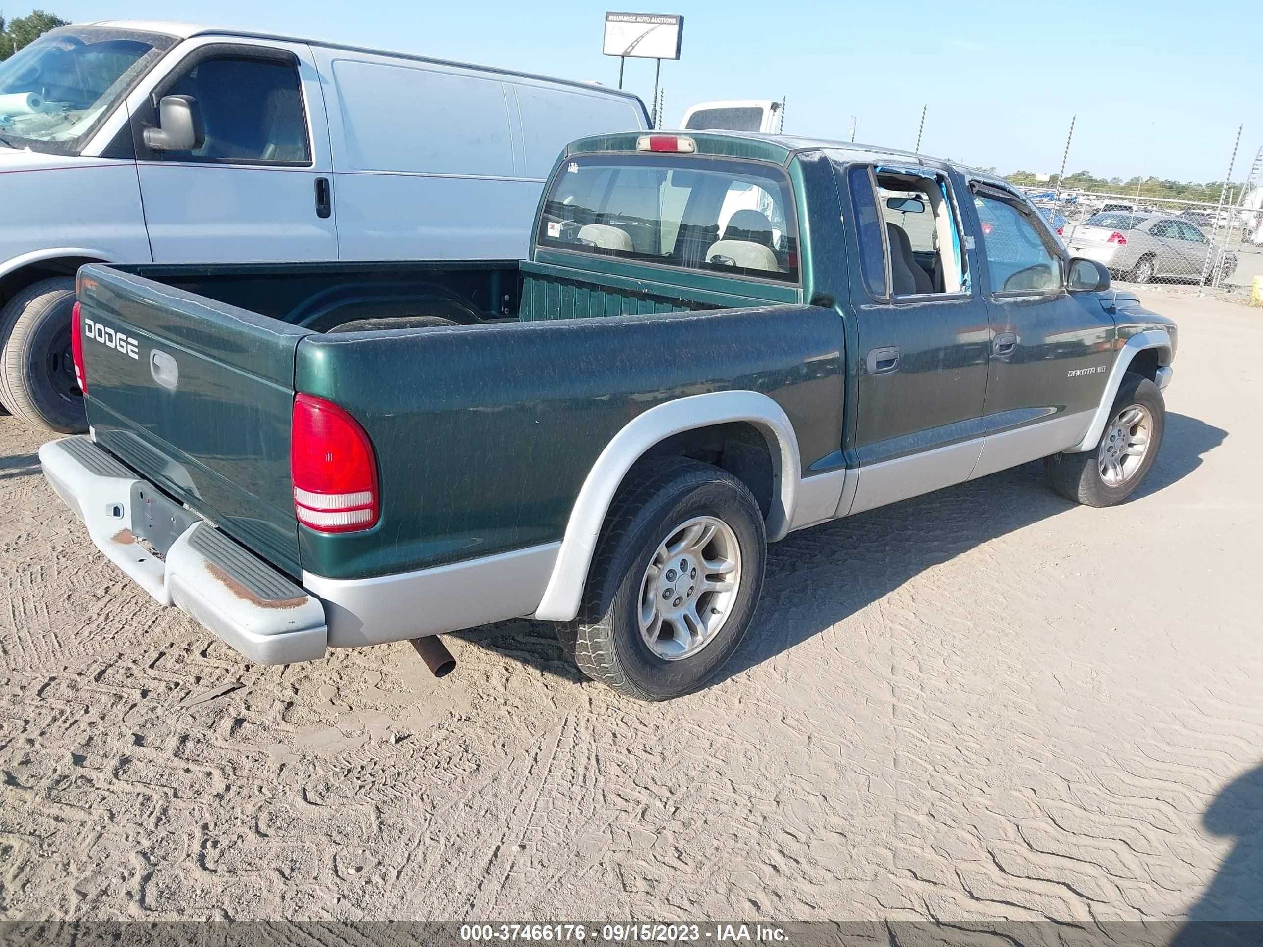 Photo 3 VIN: 1B7HL48N12S668561 - DODGE DAKOTA 