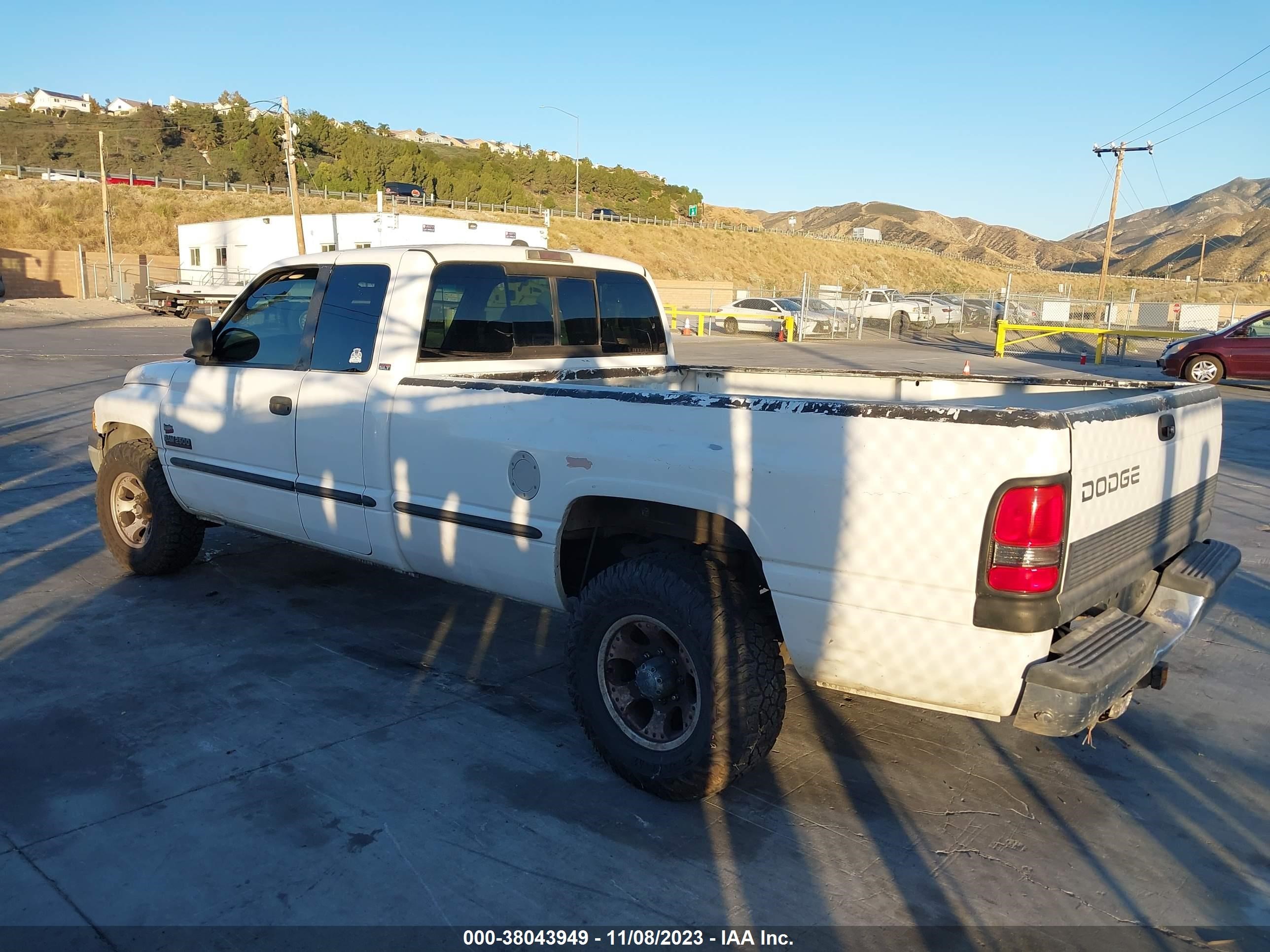 Photo 2 VIN: 1B7KC2364WJ253966 - DODGE RAM 