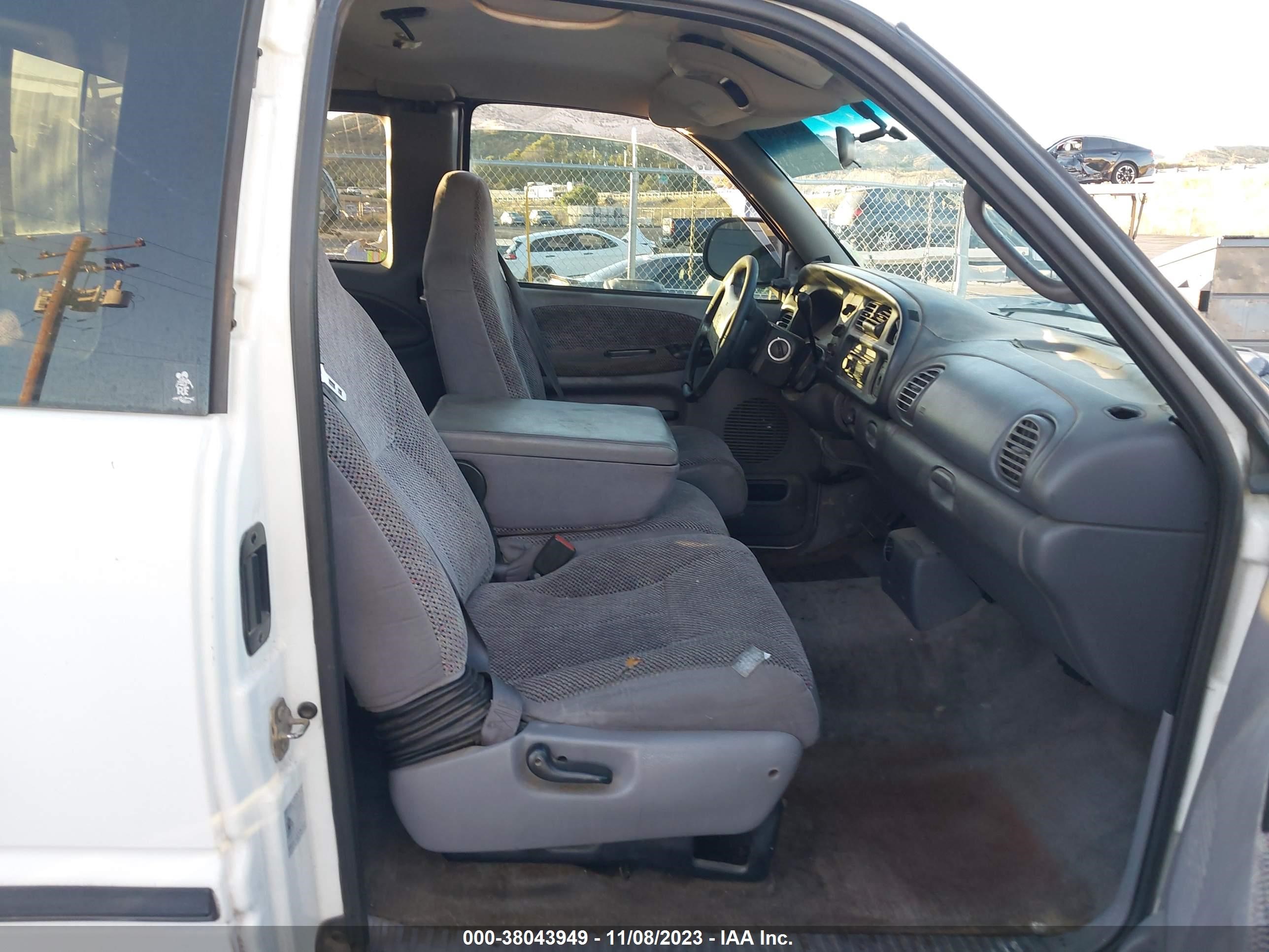 Photo 4 VIN: 1B7KC2364WJ253966 - DODGE RAM 