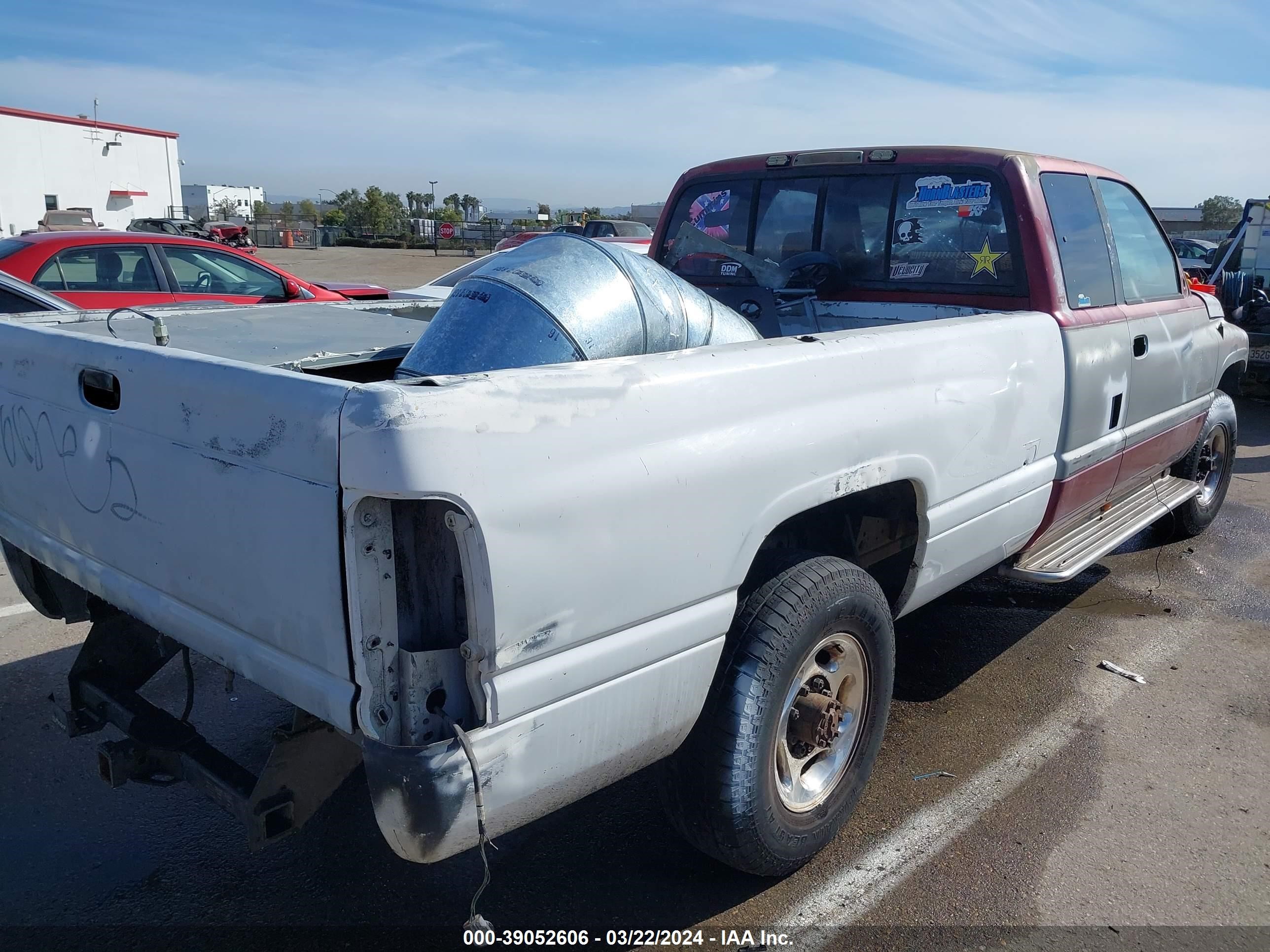 Photo 3 VIN: 1B7KC23C9TJ158465 - DODGE RAM 