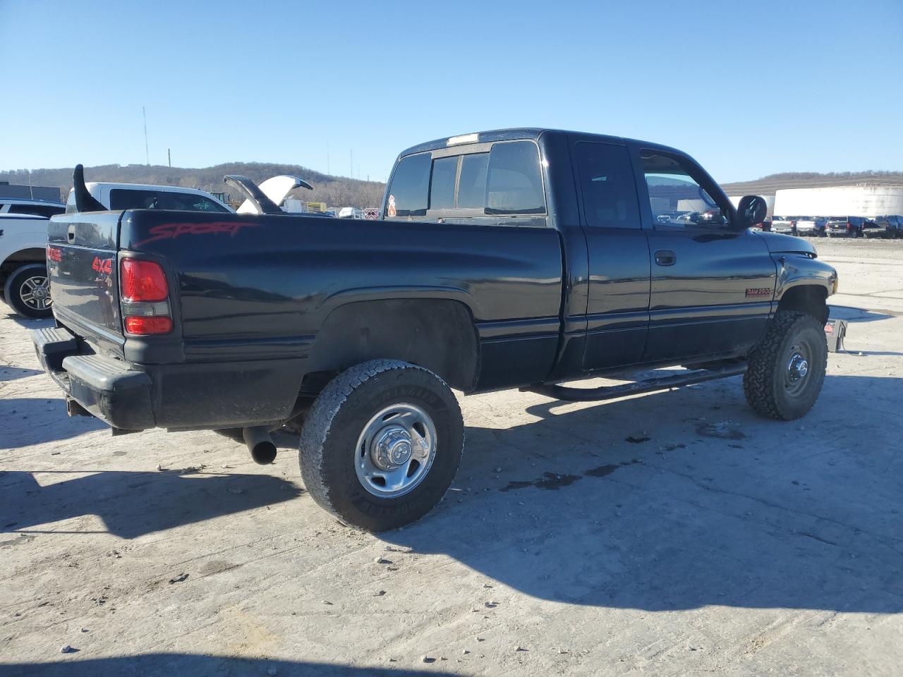 Photo 2 VIN: 1B7KF2362WJ205759 - DODGE RAM 