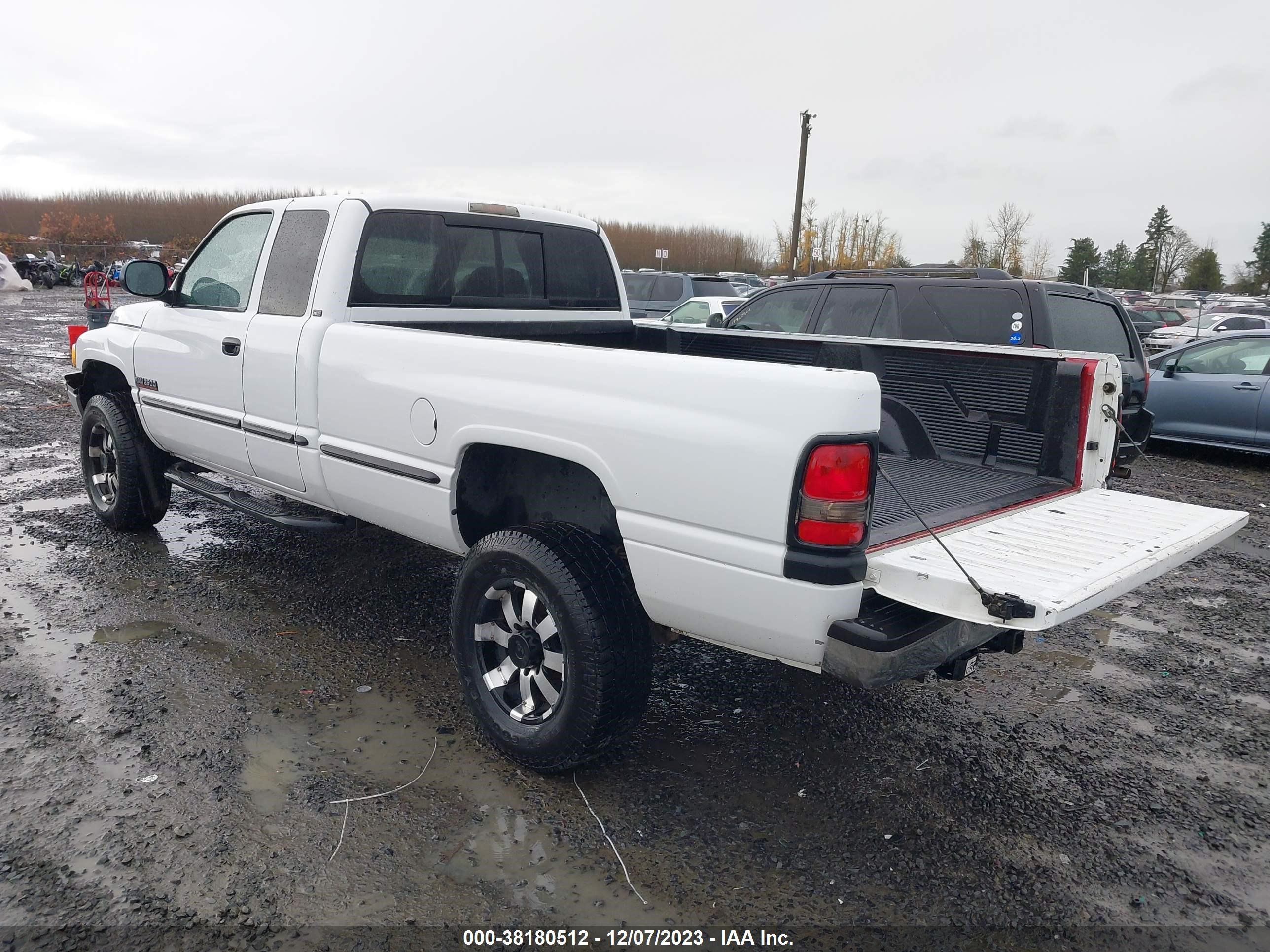 Photo 2 VIN: 1B7KF2366XJ631844 - DODGE RAM 