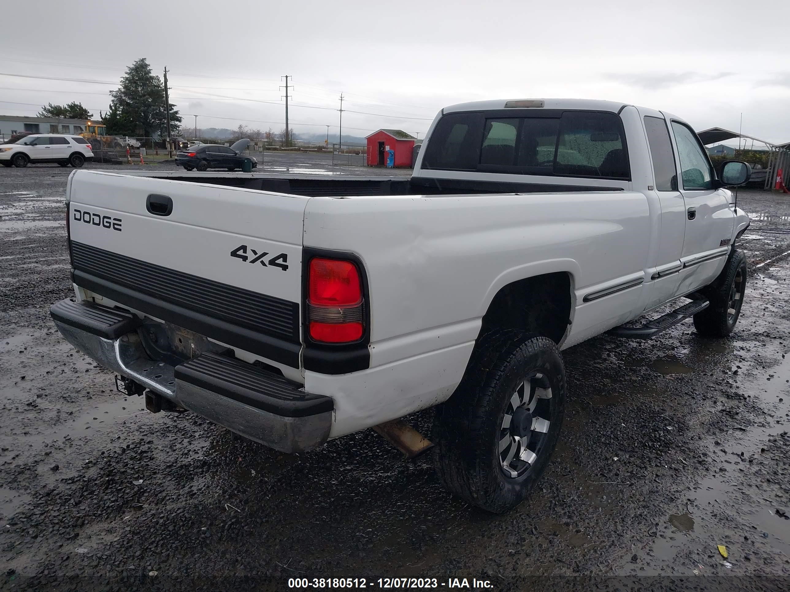 Photo 3 VIN: 1B7KF2366XJ631844 - DODGE RAM 