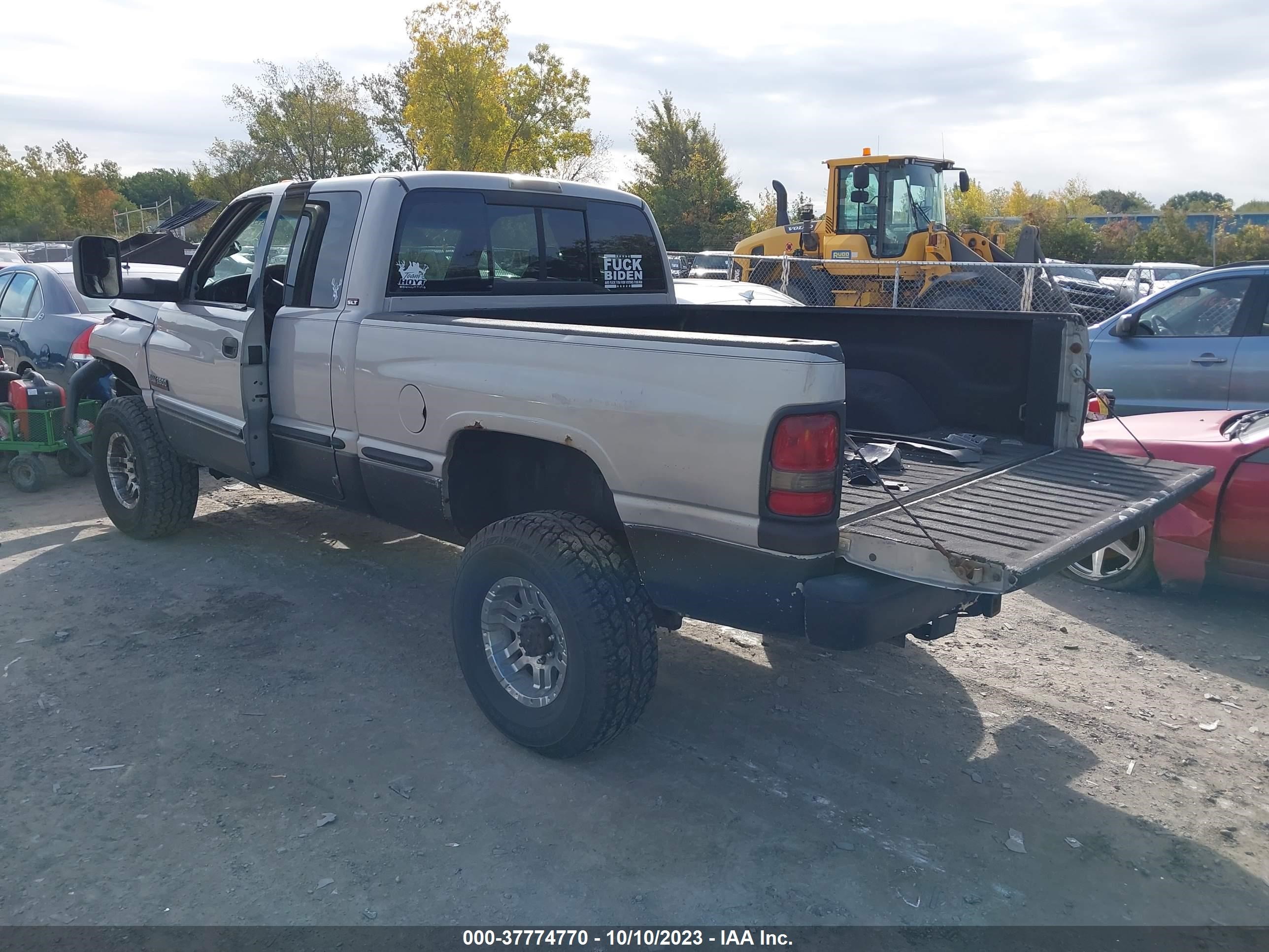 Photo 2 VIN: 1B7KF2368XJ519949 - DODGE RAM 