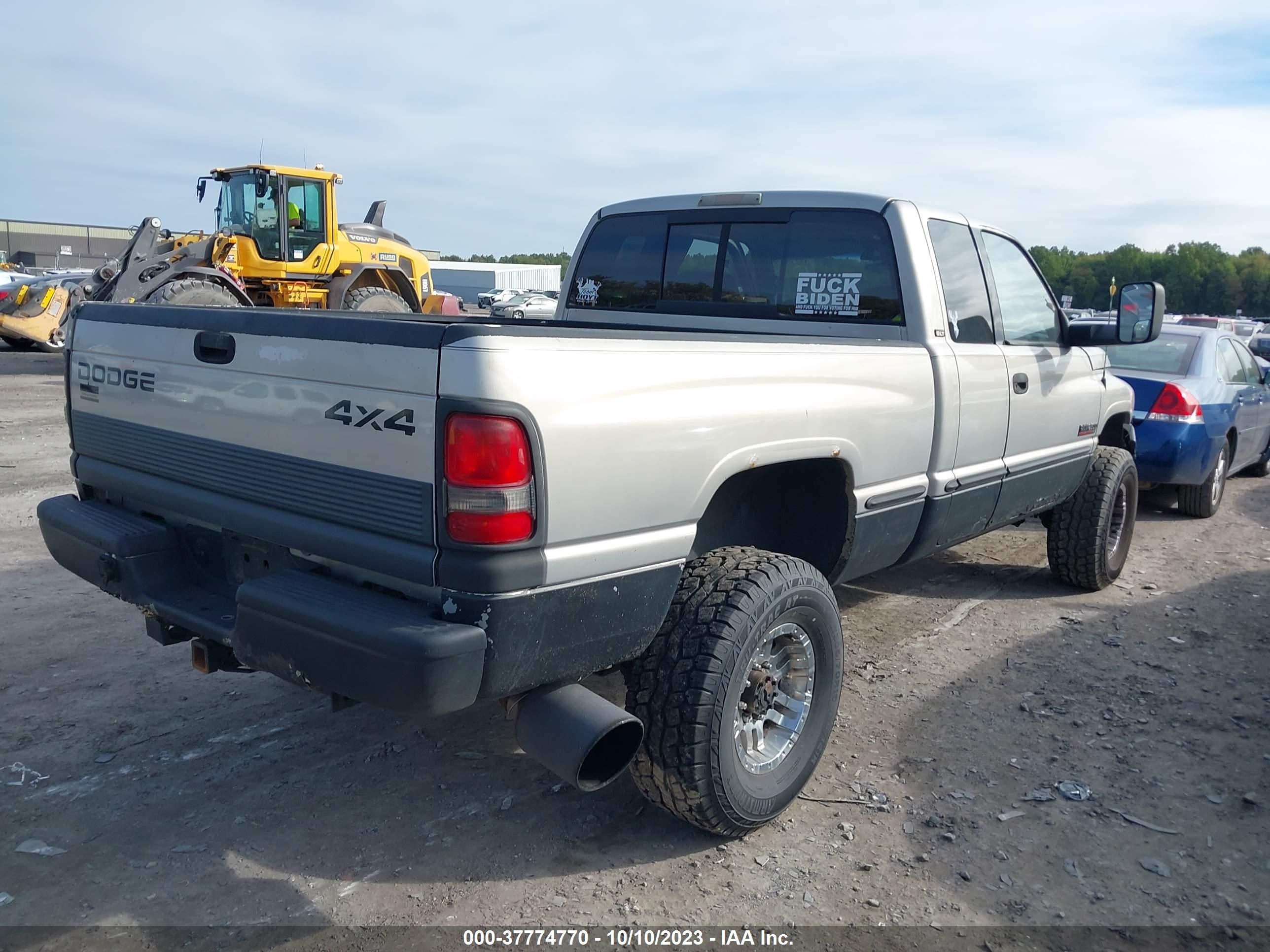 Photo 3 VIN: 1B7KF2368XJ519949 - DODGE RAM 