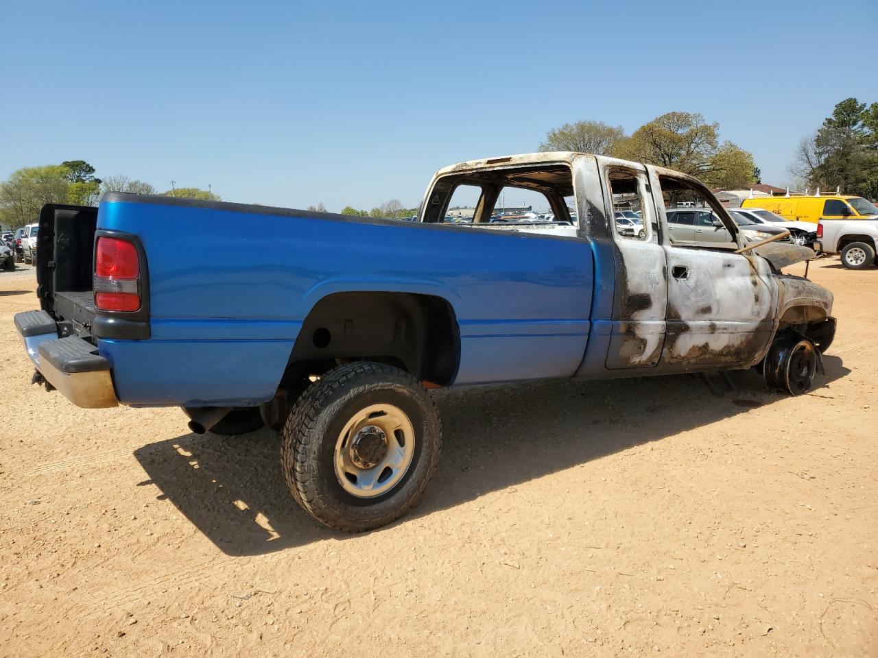 Photo 2 VIN: 1B7KF23D8WJ116826 - DODGE RAM 