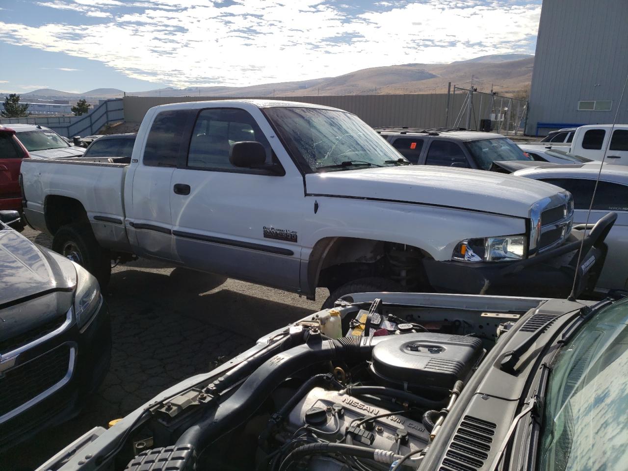 Photo 3 VIN: 1B7KF23DXWJ143607 - DODGE RAM 