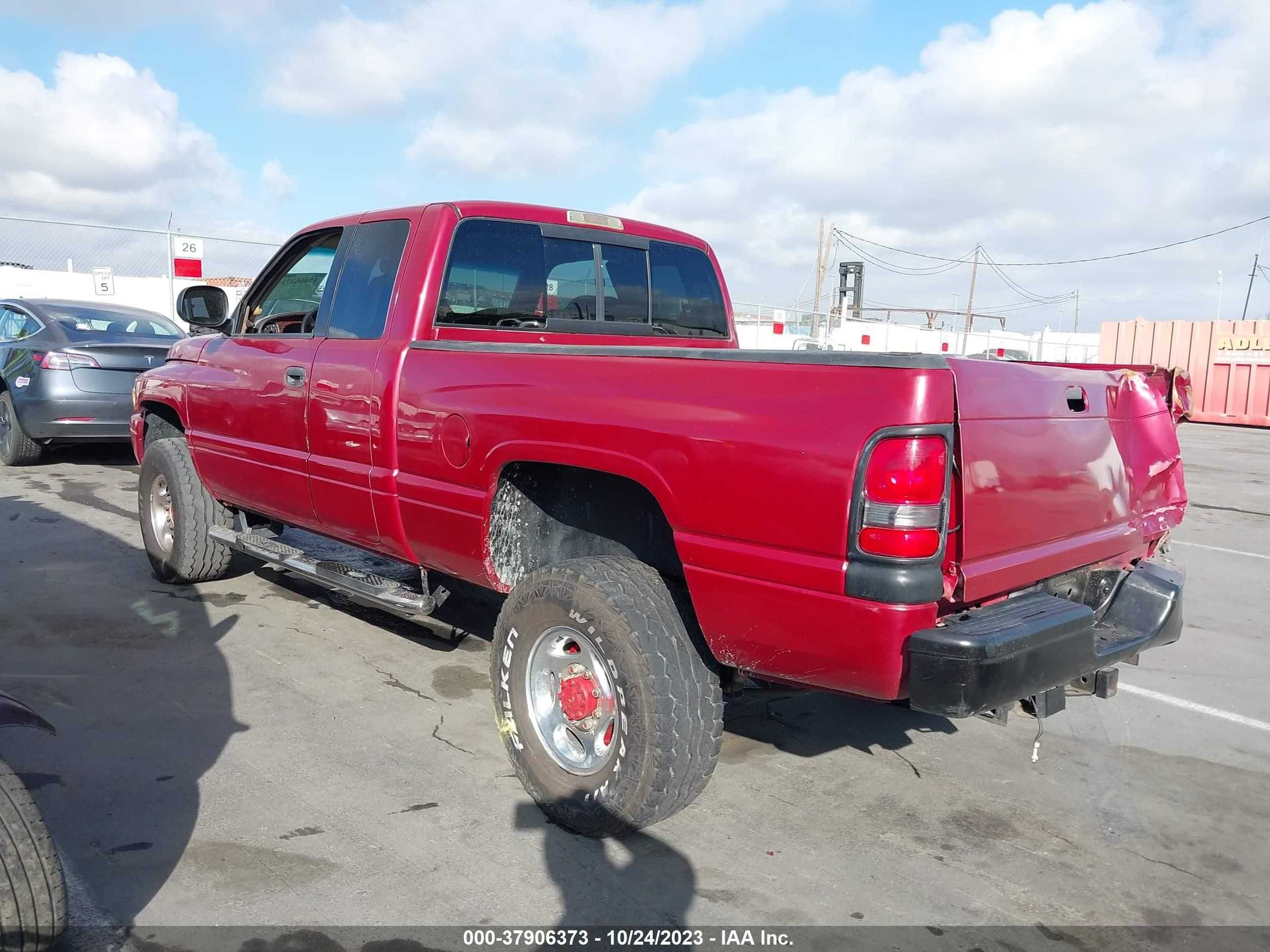 Photo 2 VIN: 1B7KF23W0YJ125511 - DODGE RAM 