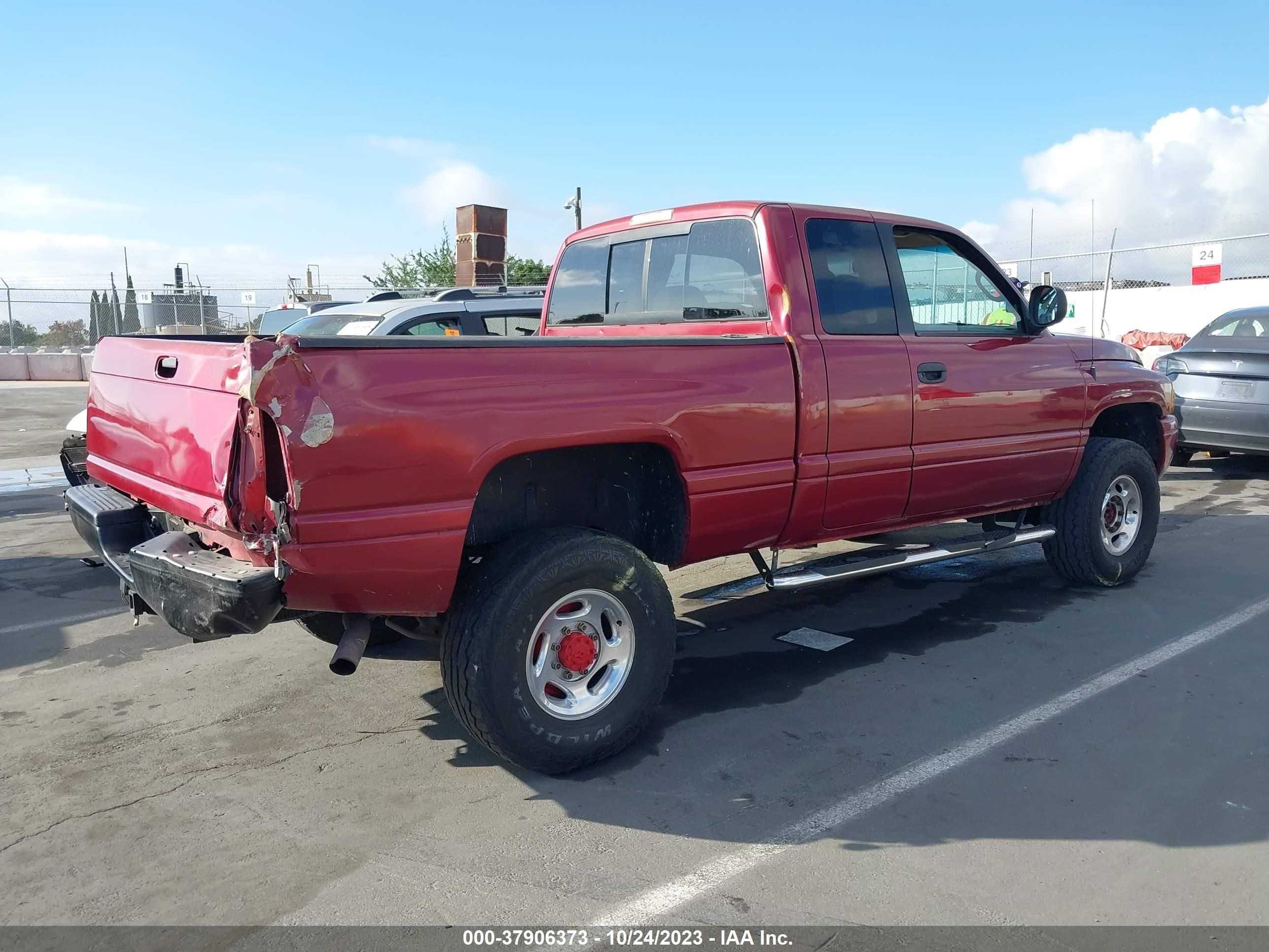 Photo 3 VIN: 1B7KF23W0YJ125511 - DODGE RAM 