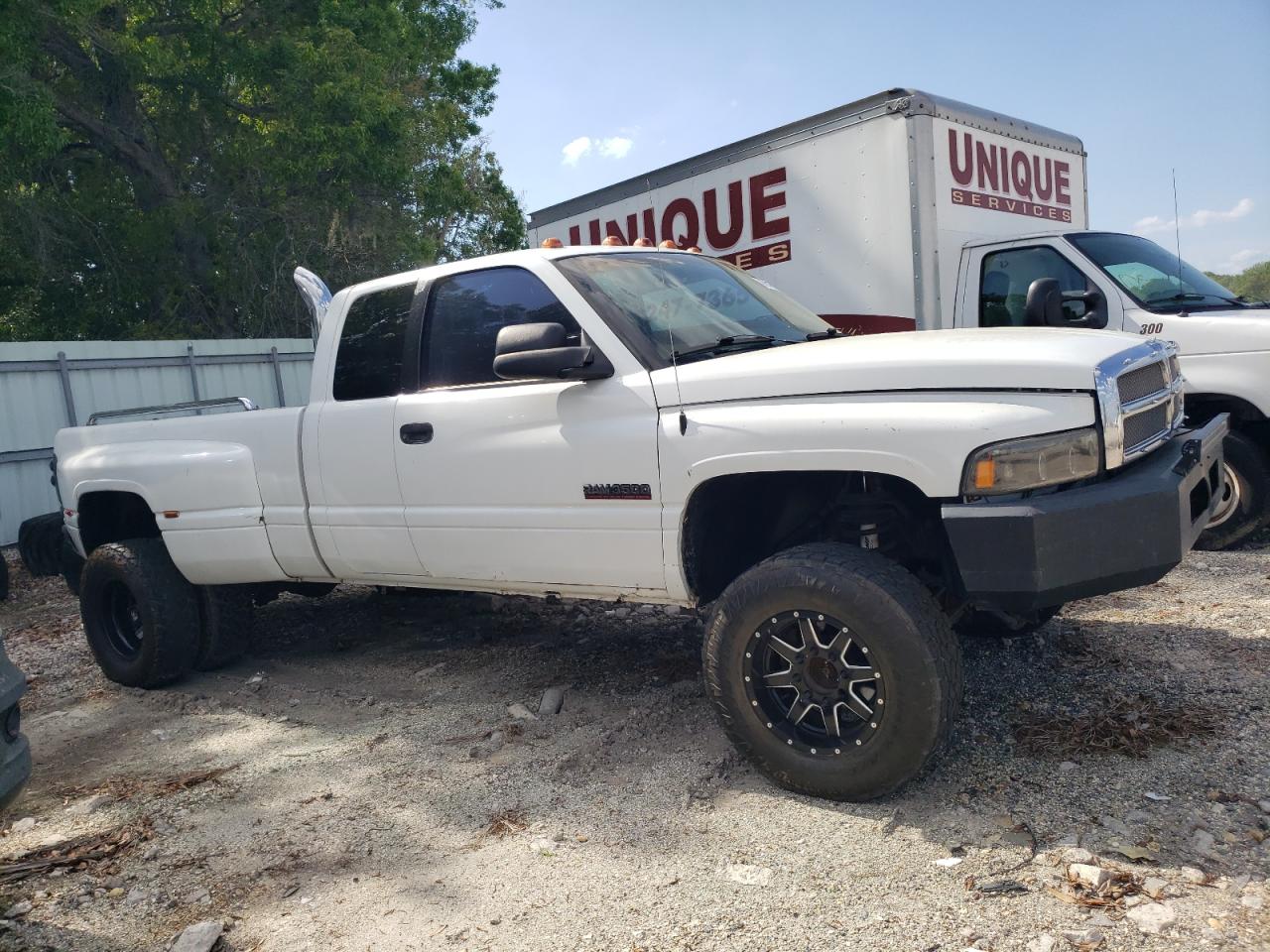 Photo 3 VIN: 1B7MF3368WJ222340 - DODGE RAM 