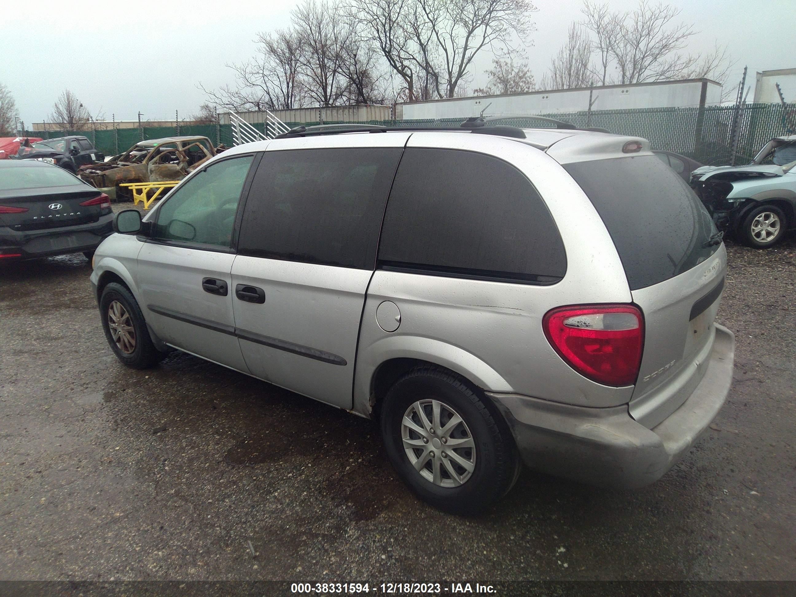 Photo 2 VIN: 1B8GP25372B563784 - DODGE CARAVAN 